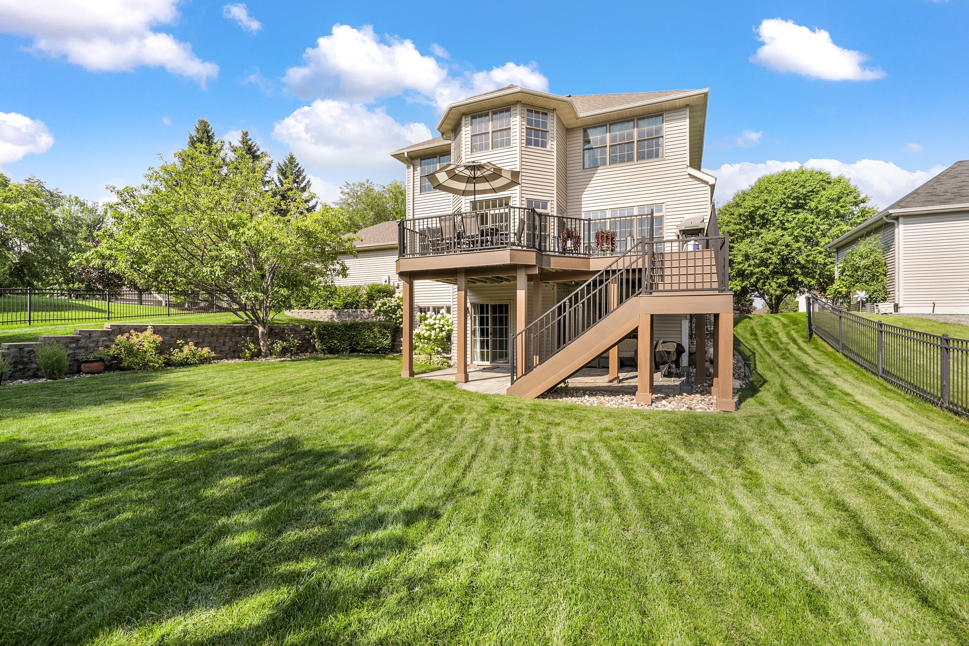 Walkout 2-Story Overlooking the Elm Creek Park Reserve
