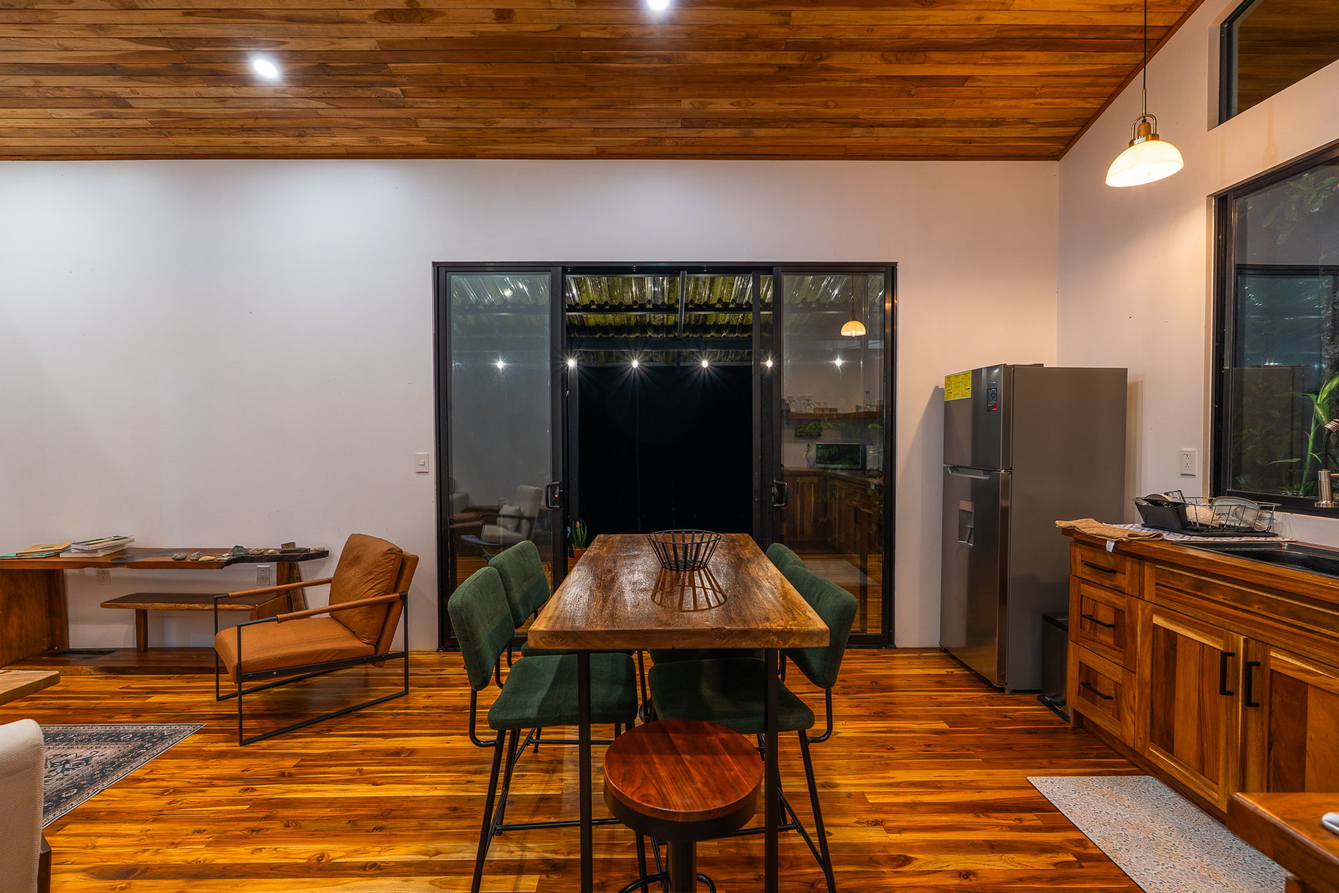 Costa Rica Mountain Retreat – 1.8 ha with Luxury Cabin, Private Lake & Riverfront