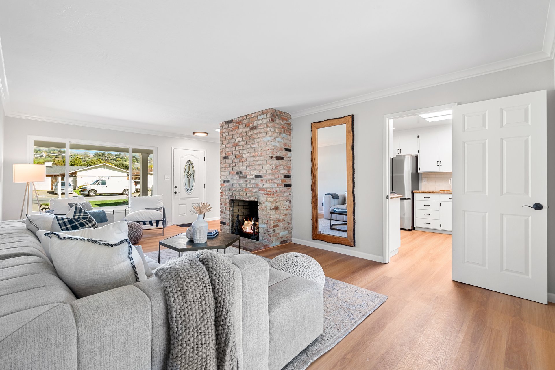 849 Selby LN