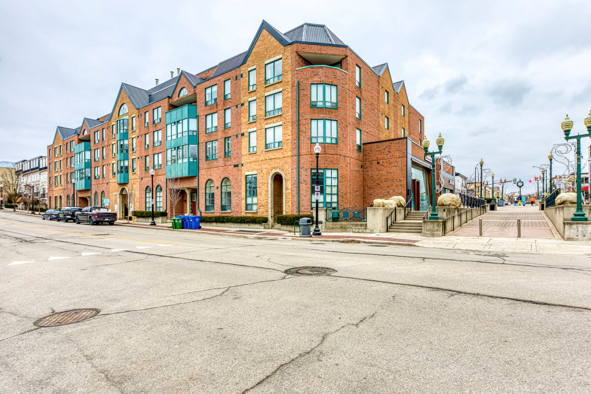 185 Robinson St 205