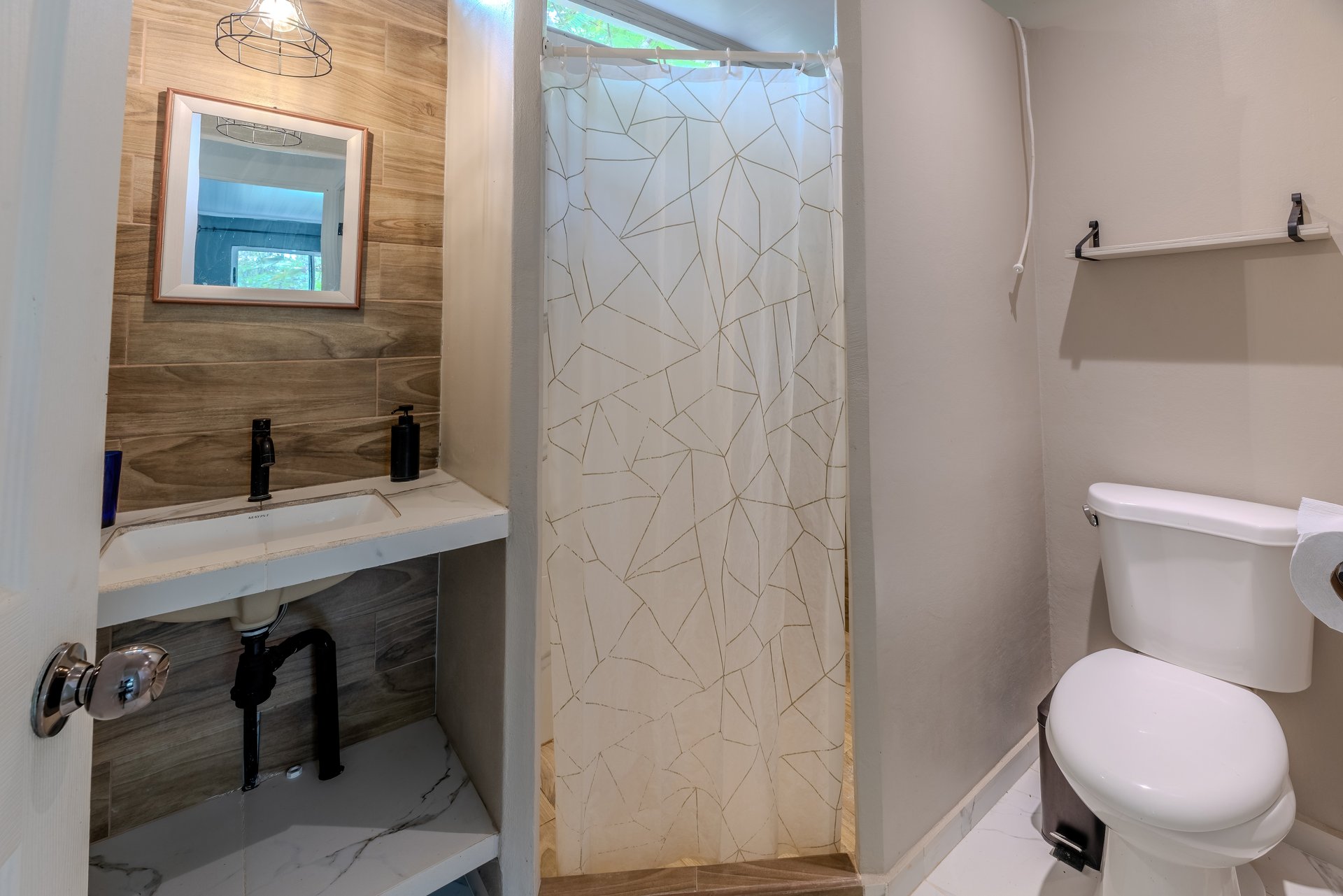 Multi-Family Compound, 4 Fully Furnished Units | 15 Minutes to the Beach