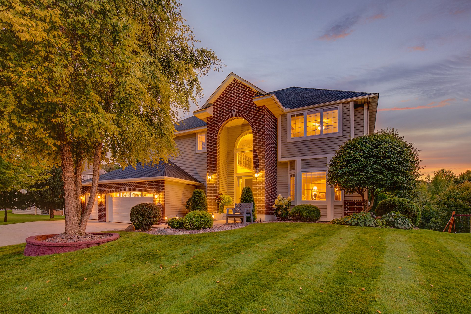 Beautiful 2-Story in Desirable OakParke Estates