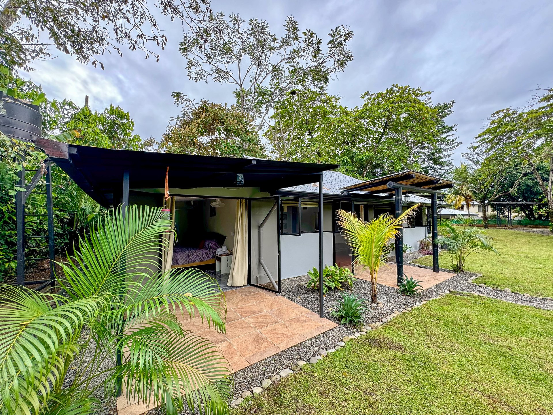 Contemporary 3-bed home surrounded by Uvita’s services and amenities but just a short stroll to tropical beaches
