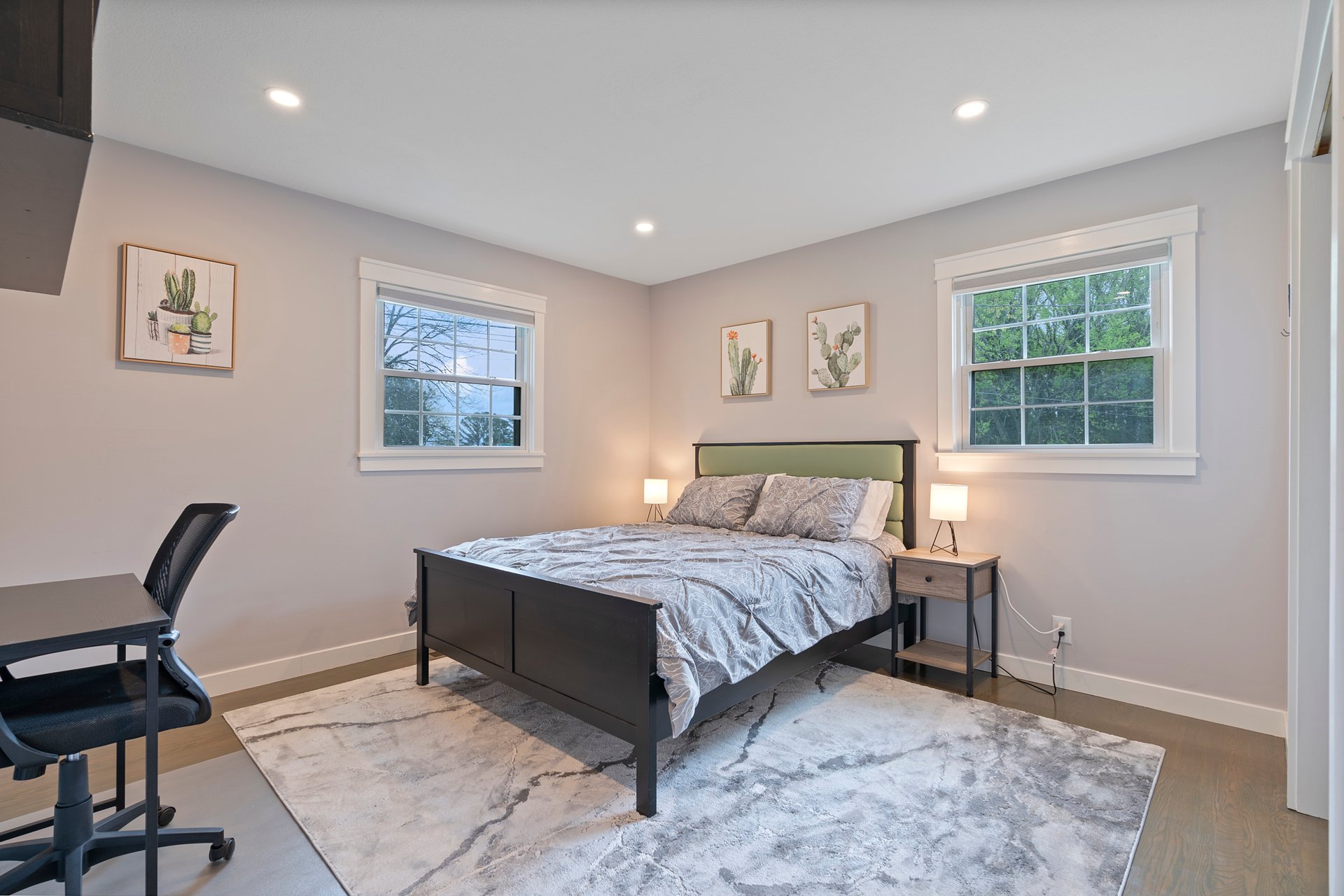 MODERN FURNISHED HOME - NEAR UAH!