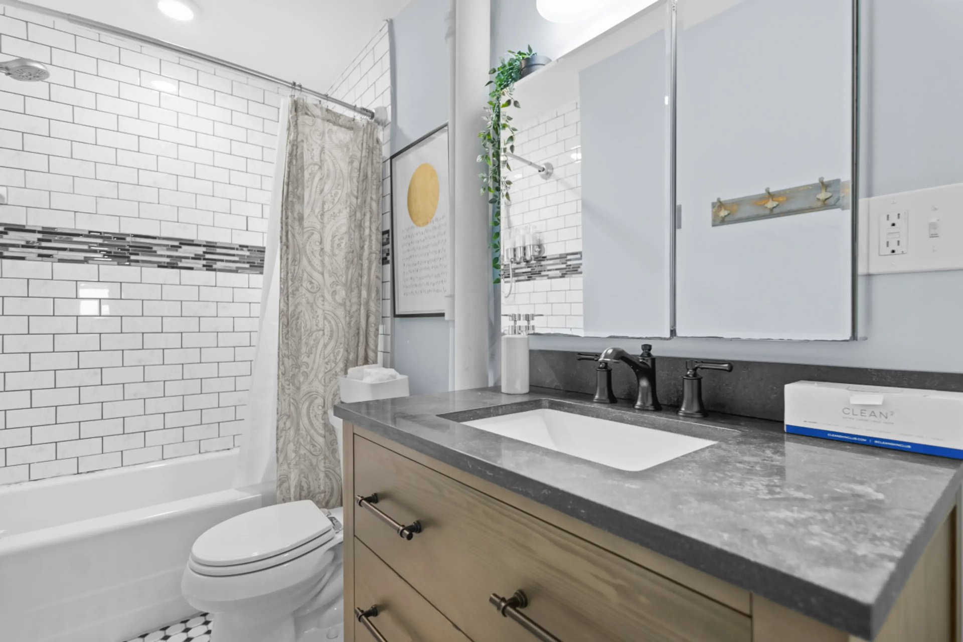 First Floor Apartment Near the Cliff Walk and More