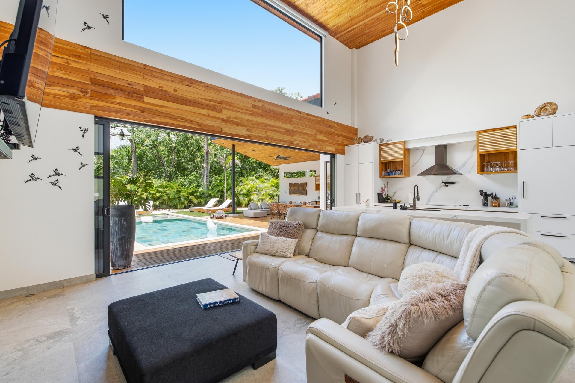Casa La Ola Perfecta | Luxury 5-Bedroom Home with Pool Near the Beach in Hacienda Pinilla