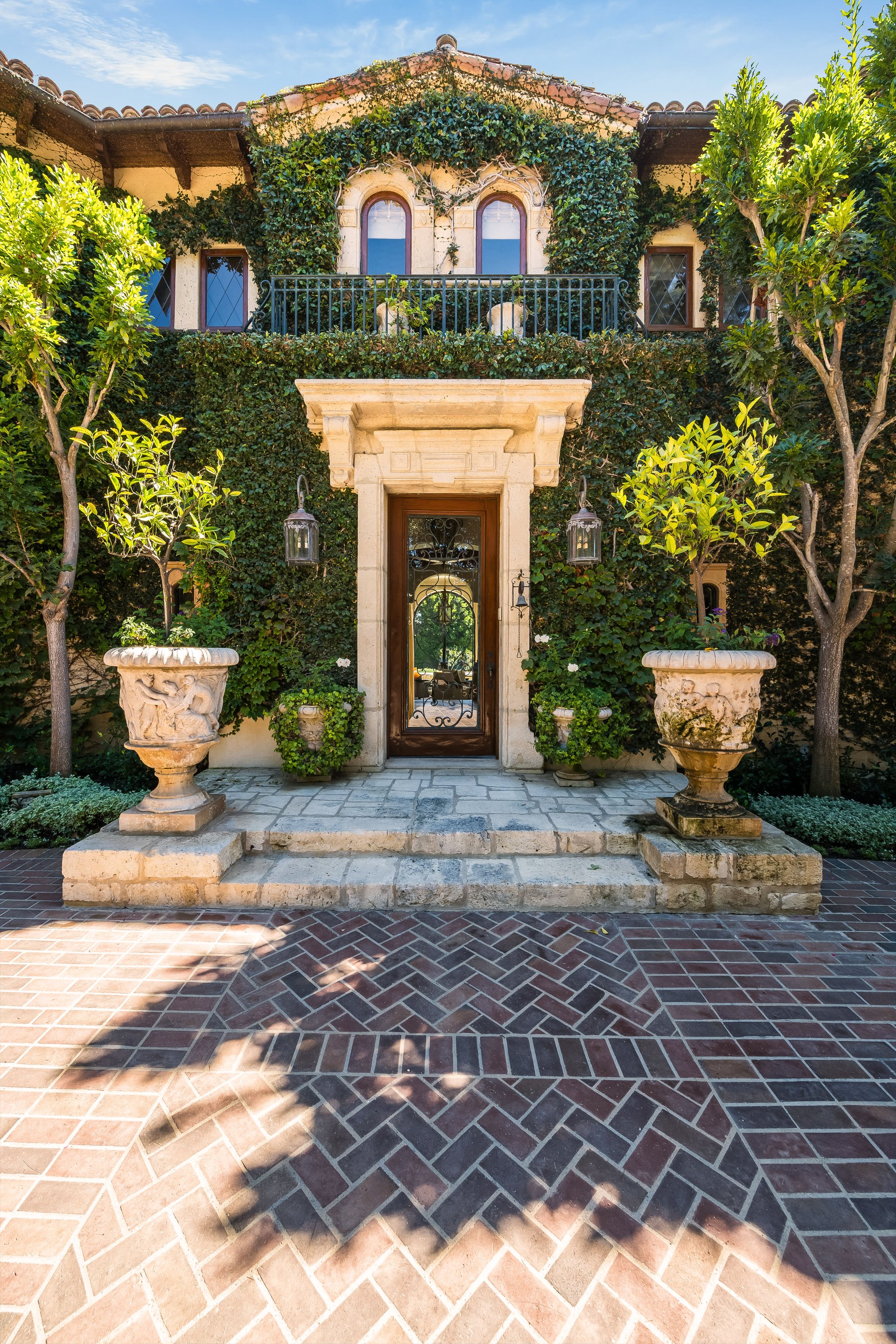 1550 Amalfi DR