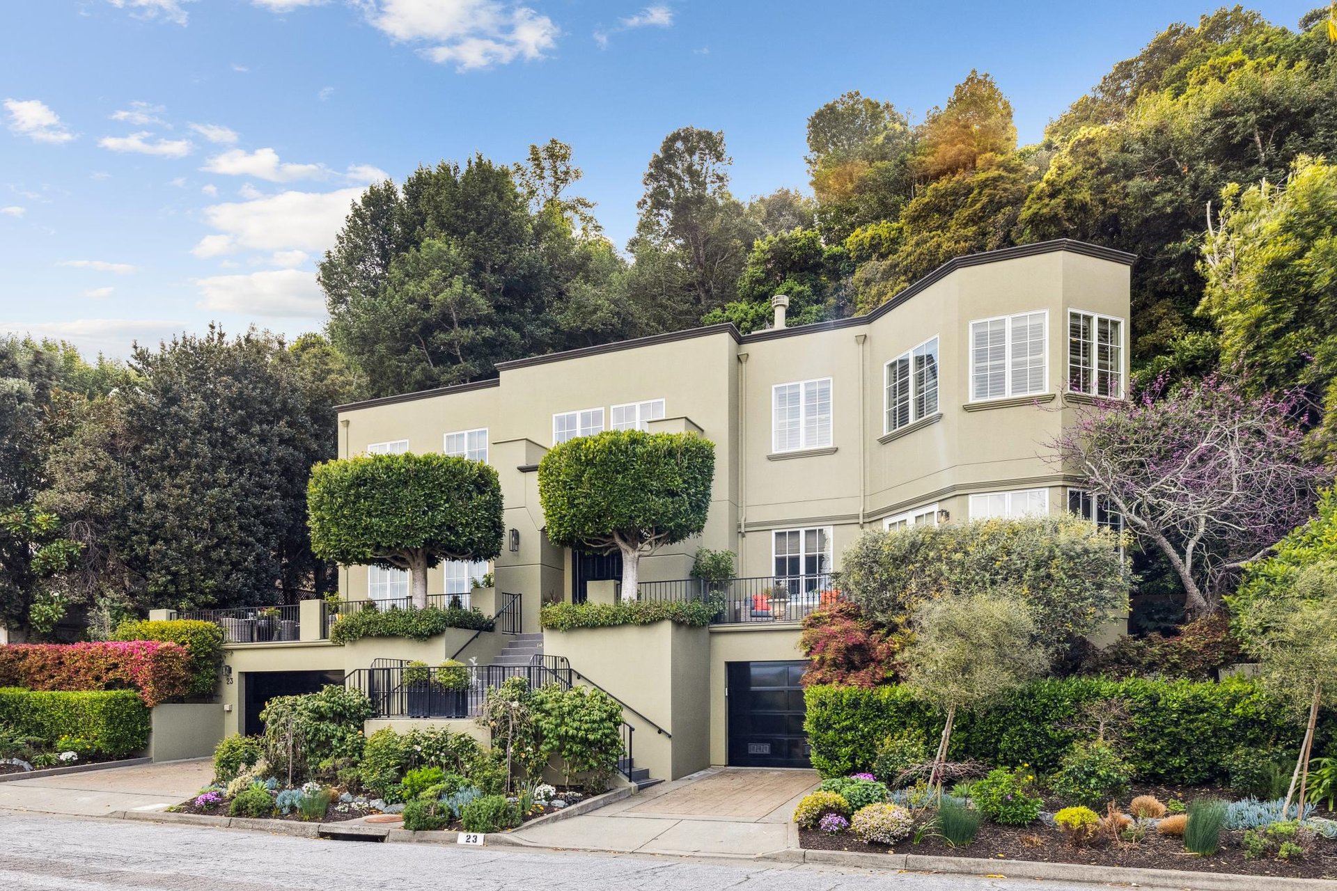 Strawberry Point Retreat with Exceptional Bay Views
