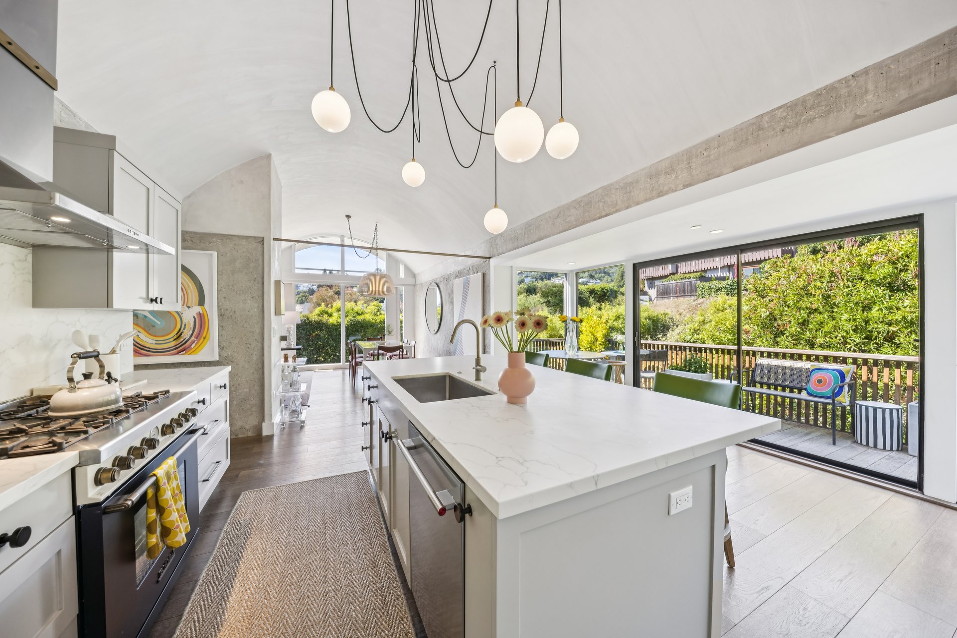 Stylish and Chic Upper Unit