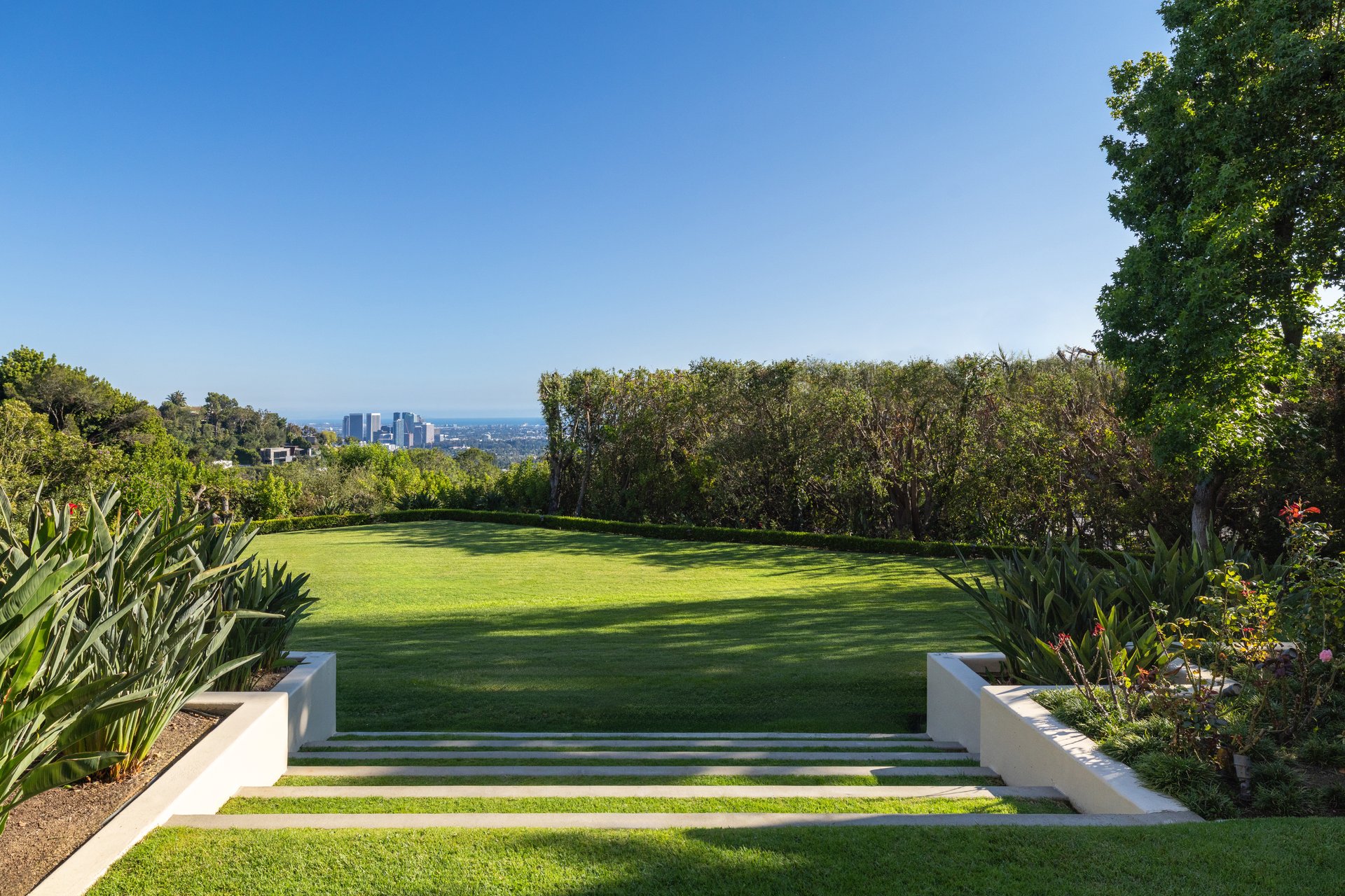 1672 Waynecrest Dr, Beverly Hills