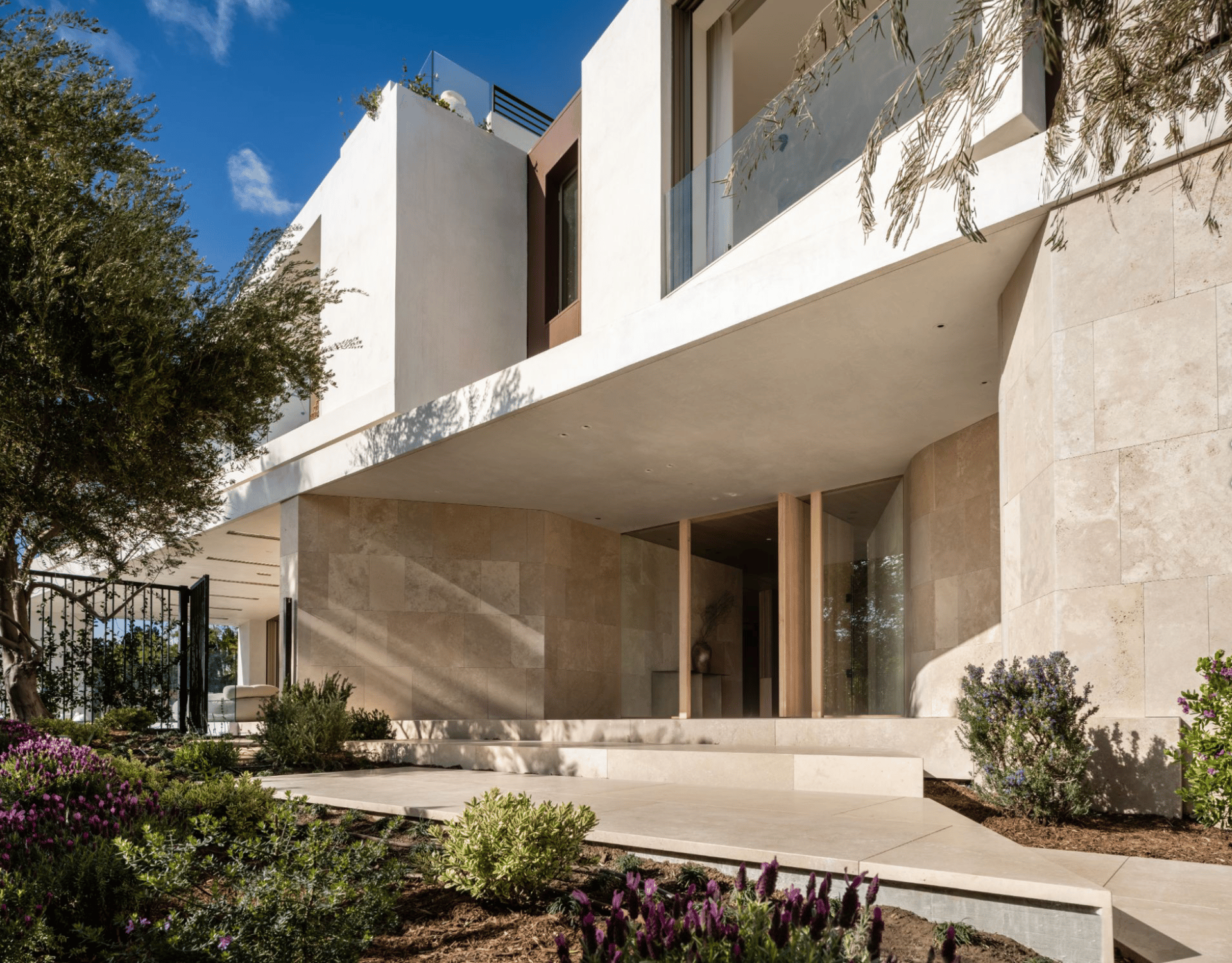 Travertine Renown, Stradella Road, 90077