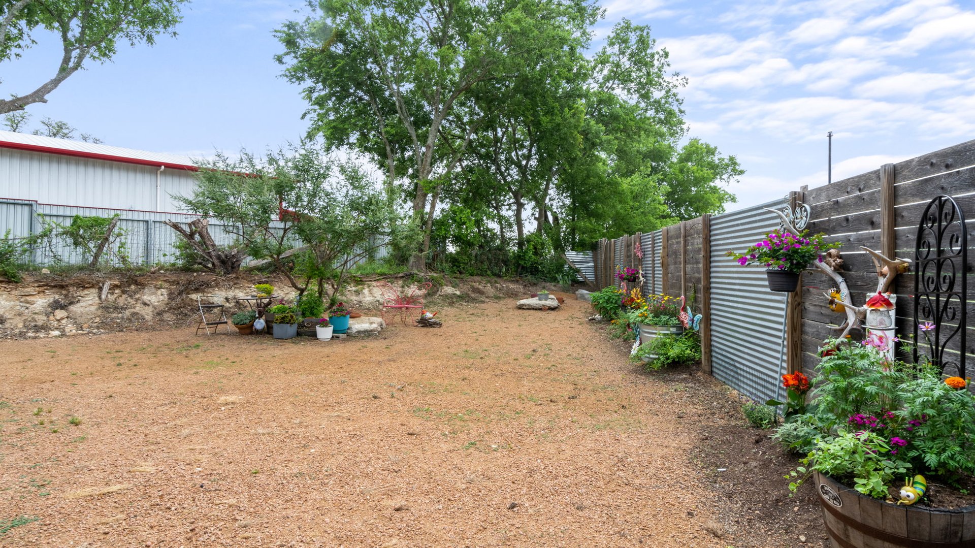 Unique Residential/Commercial Property - 180 Henly LOOP