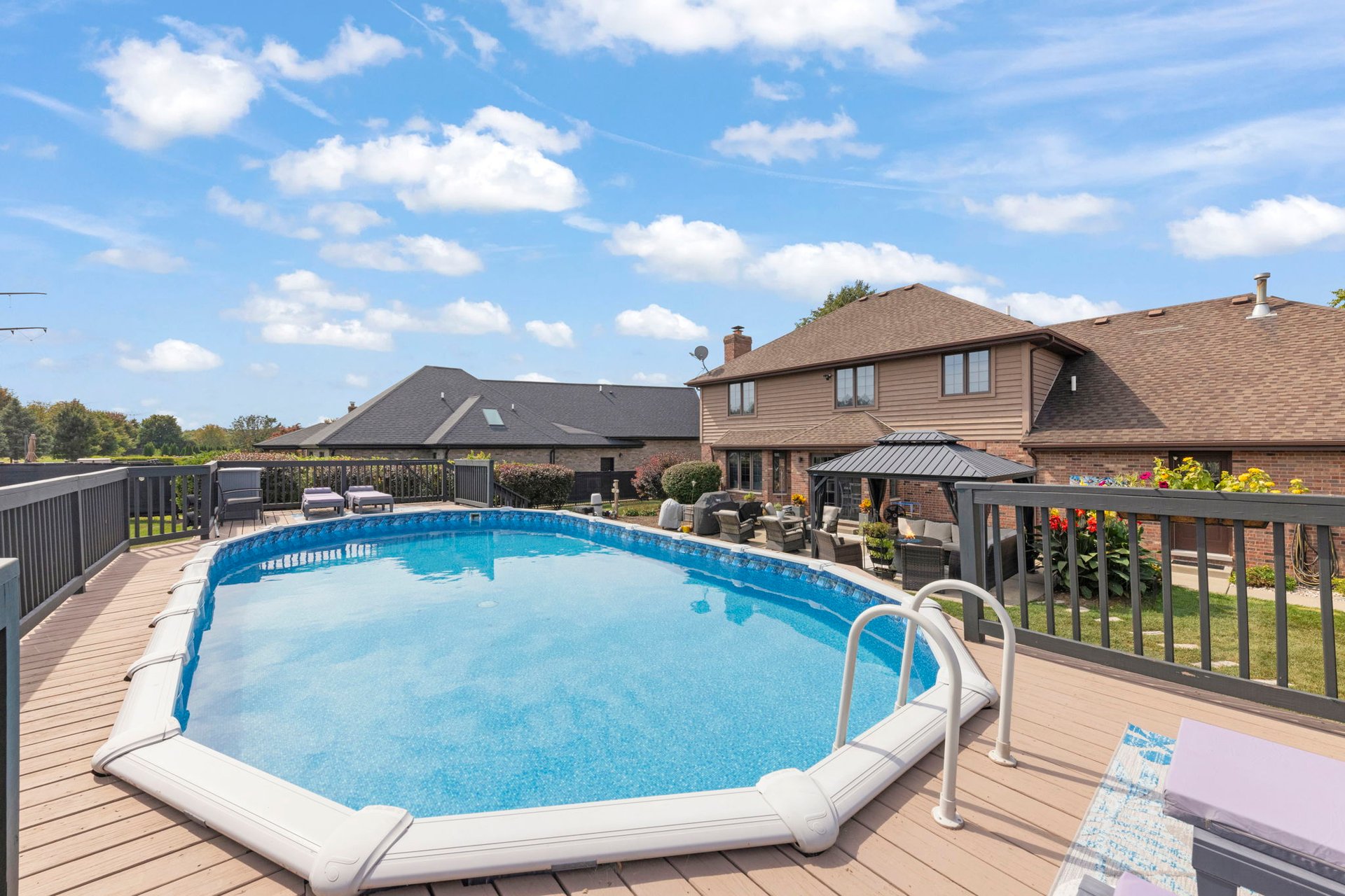 16105 Ridgewood Dr