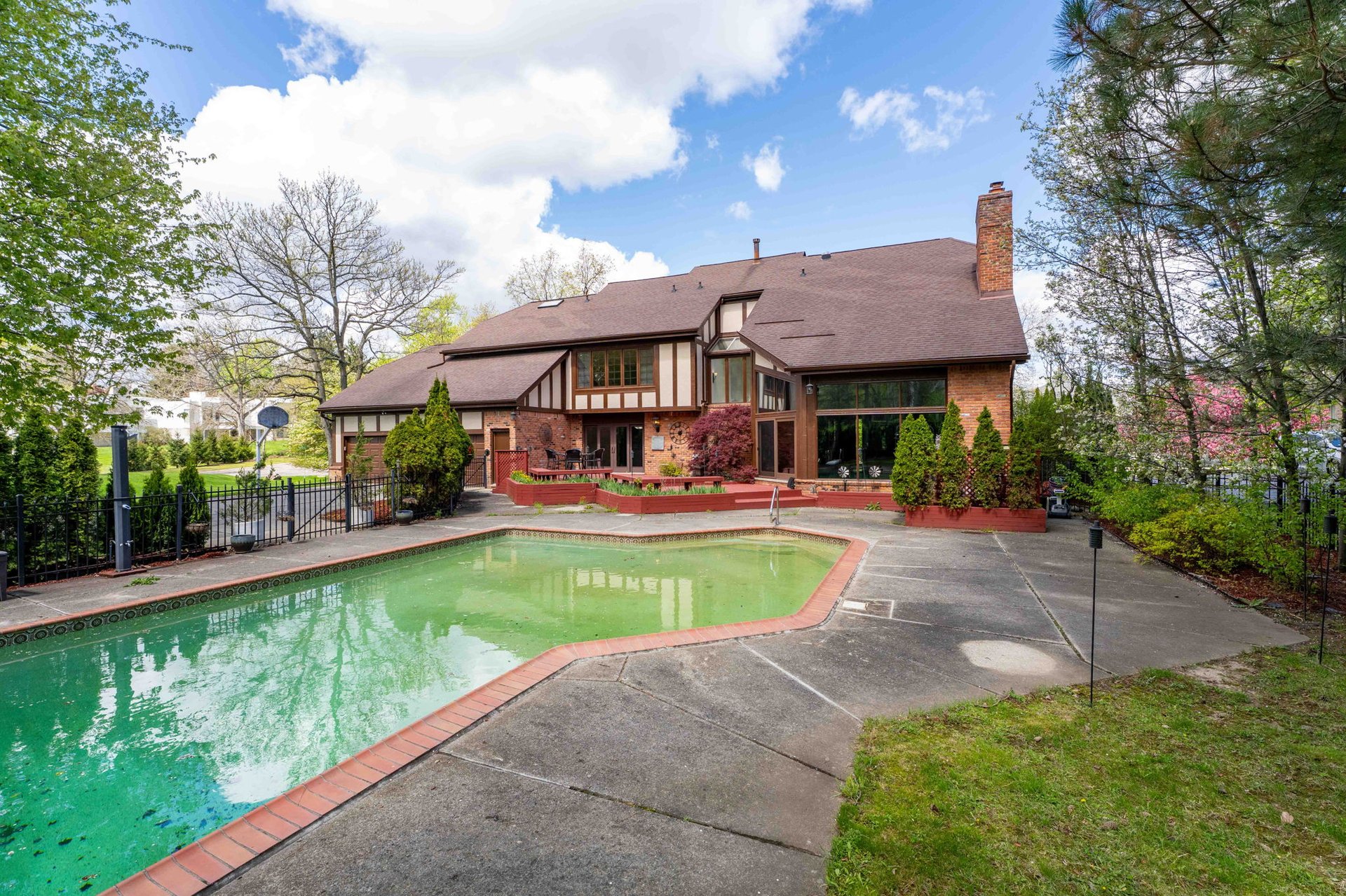 1743 Beechwood Way