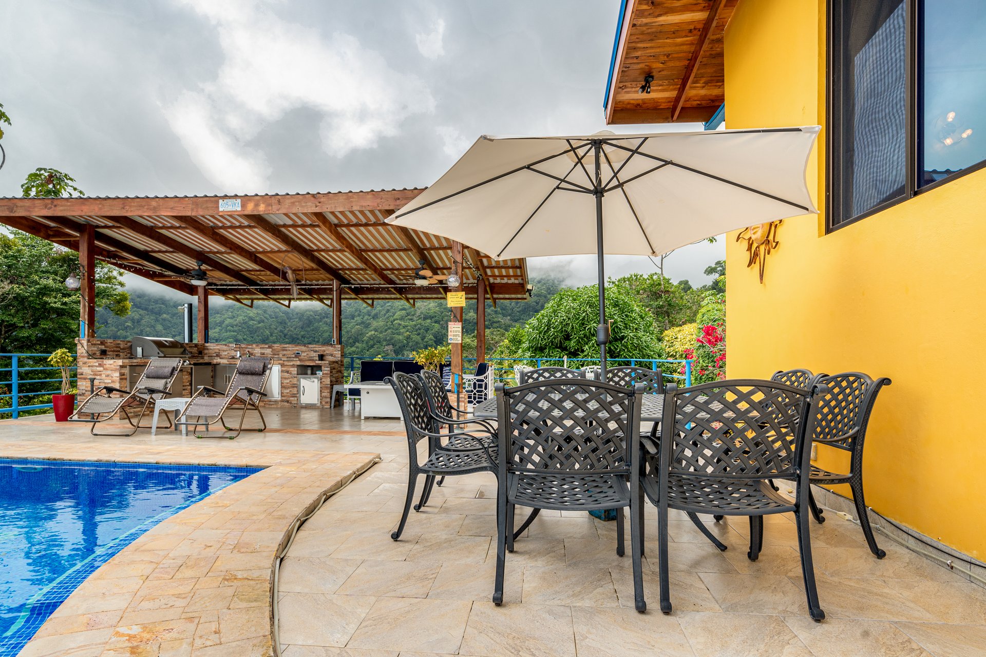 Luxury 4-Bed Villa with Ocean Views & Infinity Pool in Ojochal