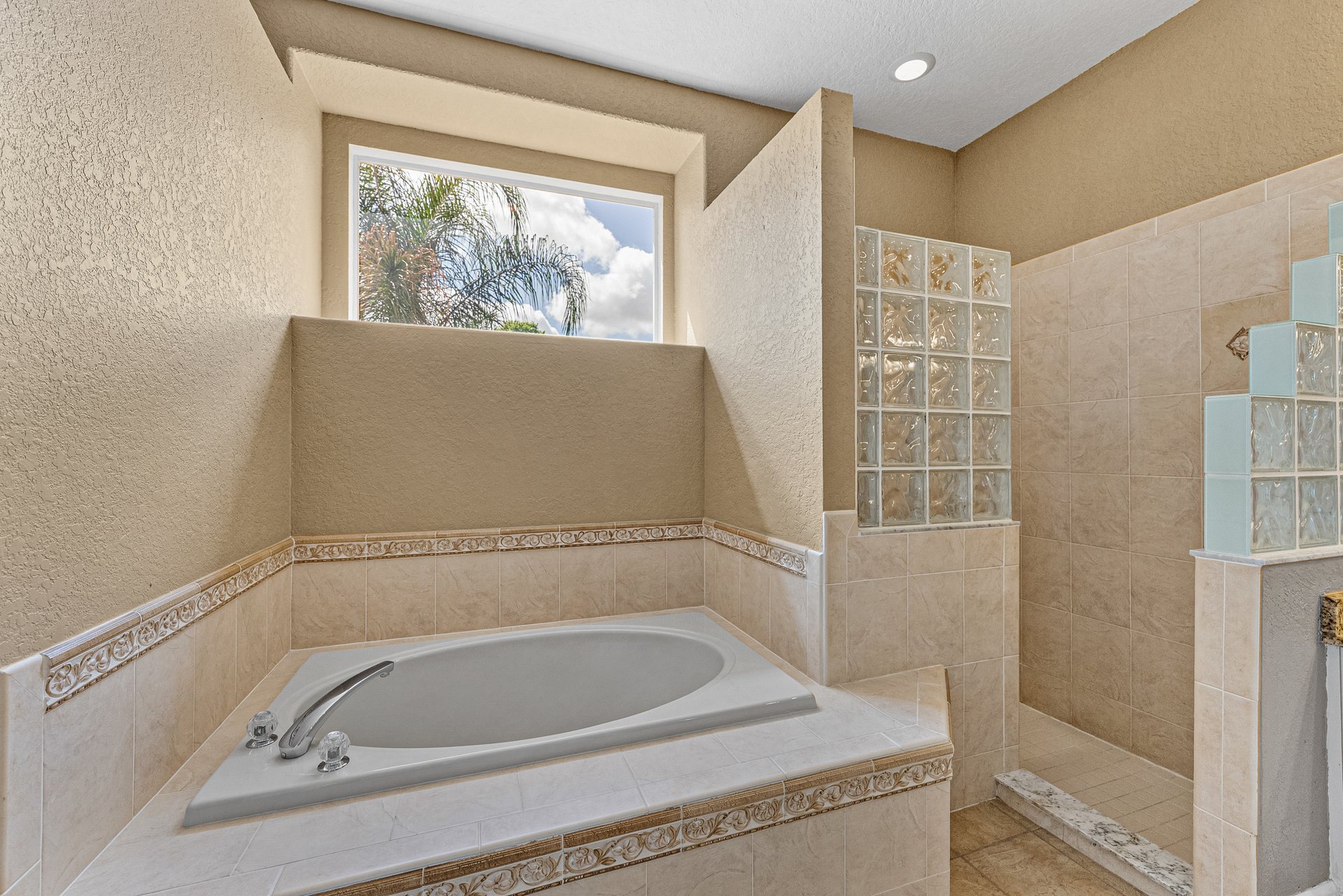 12231 WOODLANDS CIR