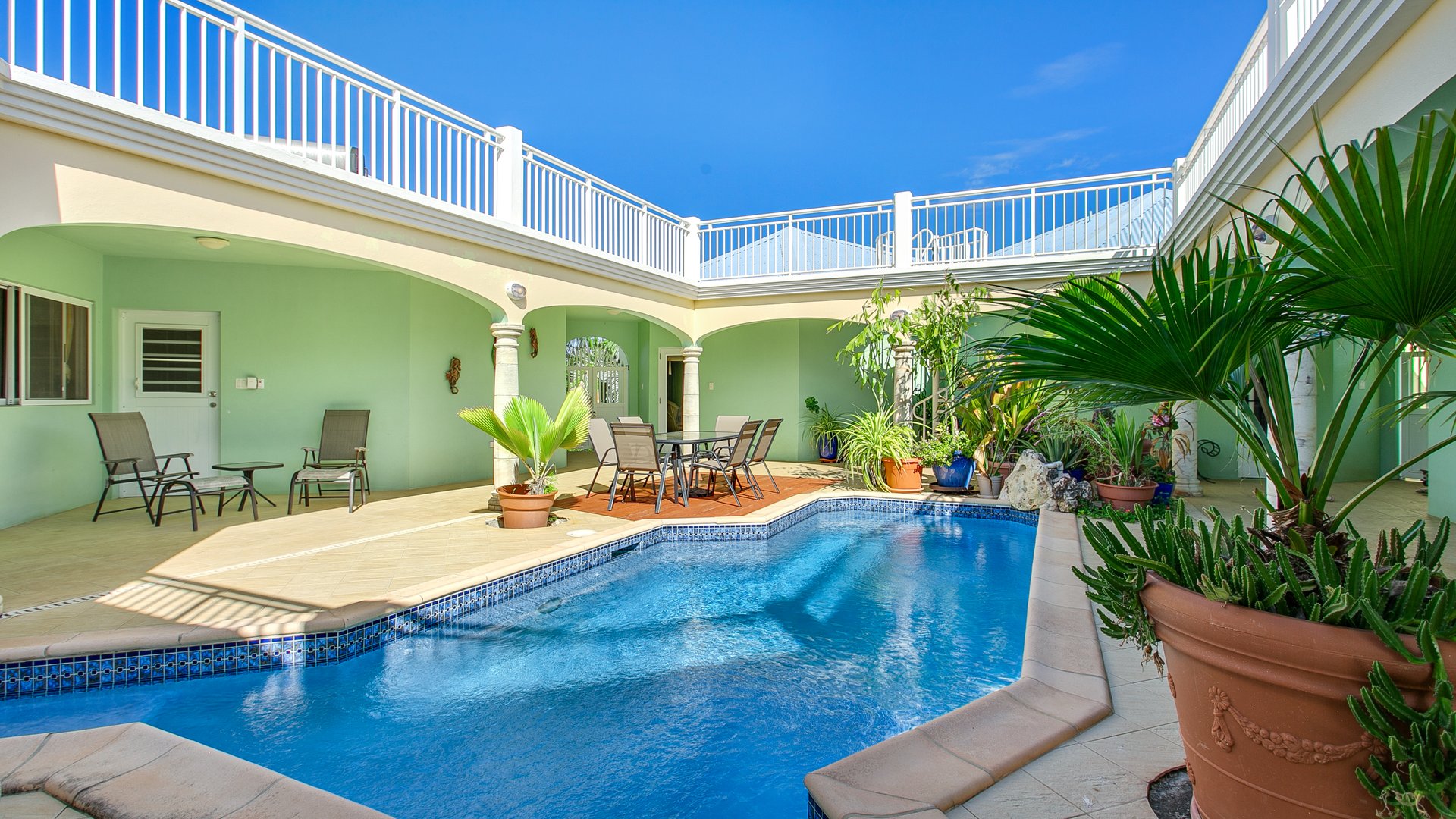 Octagon Villa West End