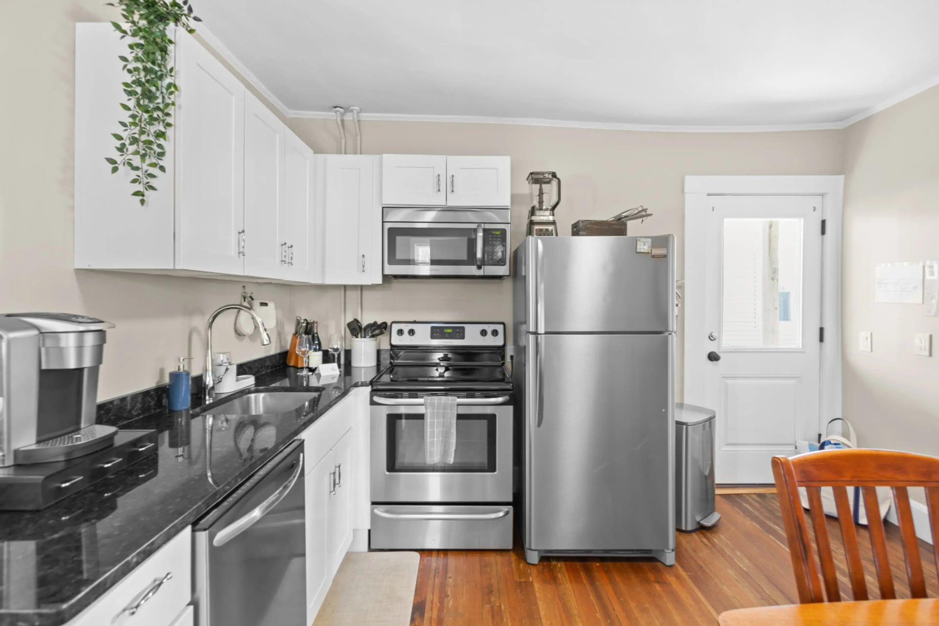 First Floor Apartment Near the Cliff Walk and More