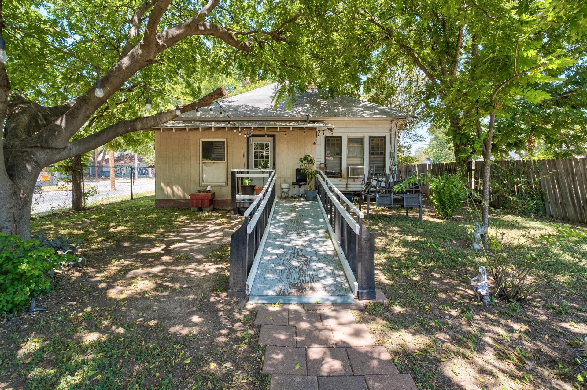 2201 E Cesar Chavez