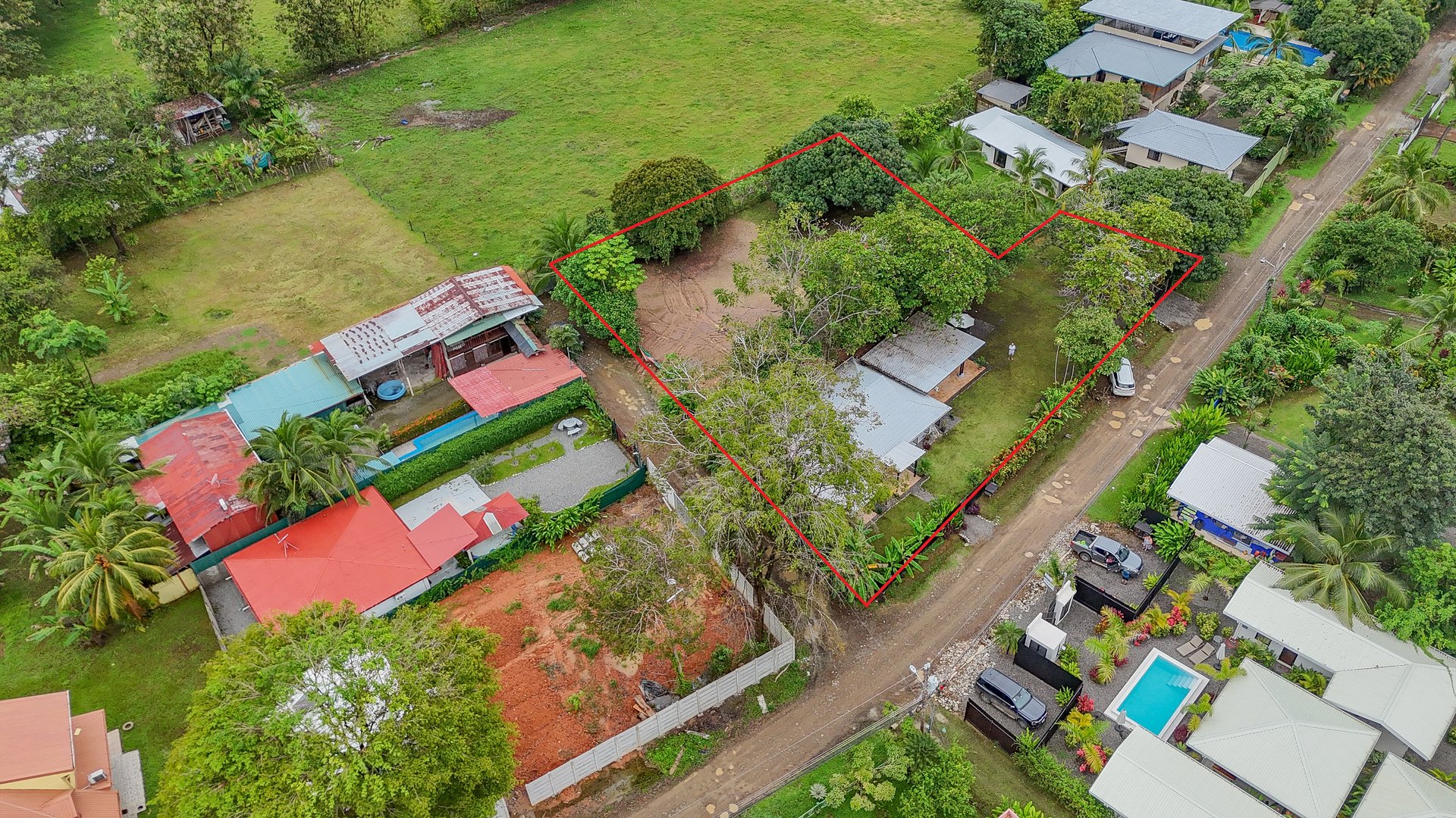 Contemporary 3-bed home surrounded by Uvita’s services and amenities but just a short stroll to tropical beaches
