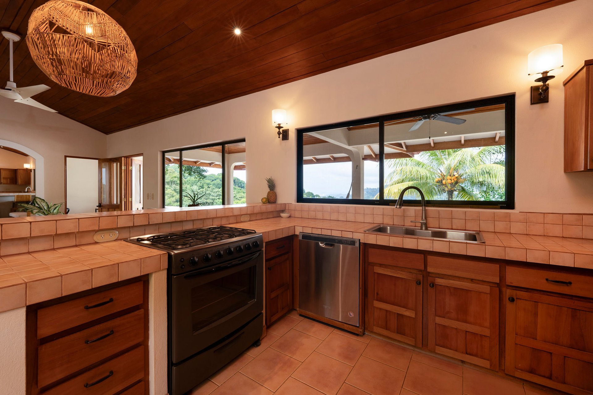 OCEAN AND MOUNTAIN VIEW 3 BEDROOM HOME WITH POOL IN LAGUNAS
