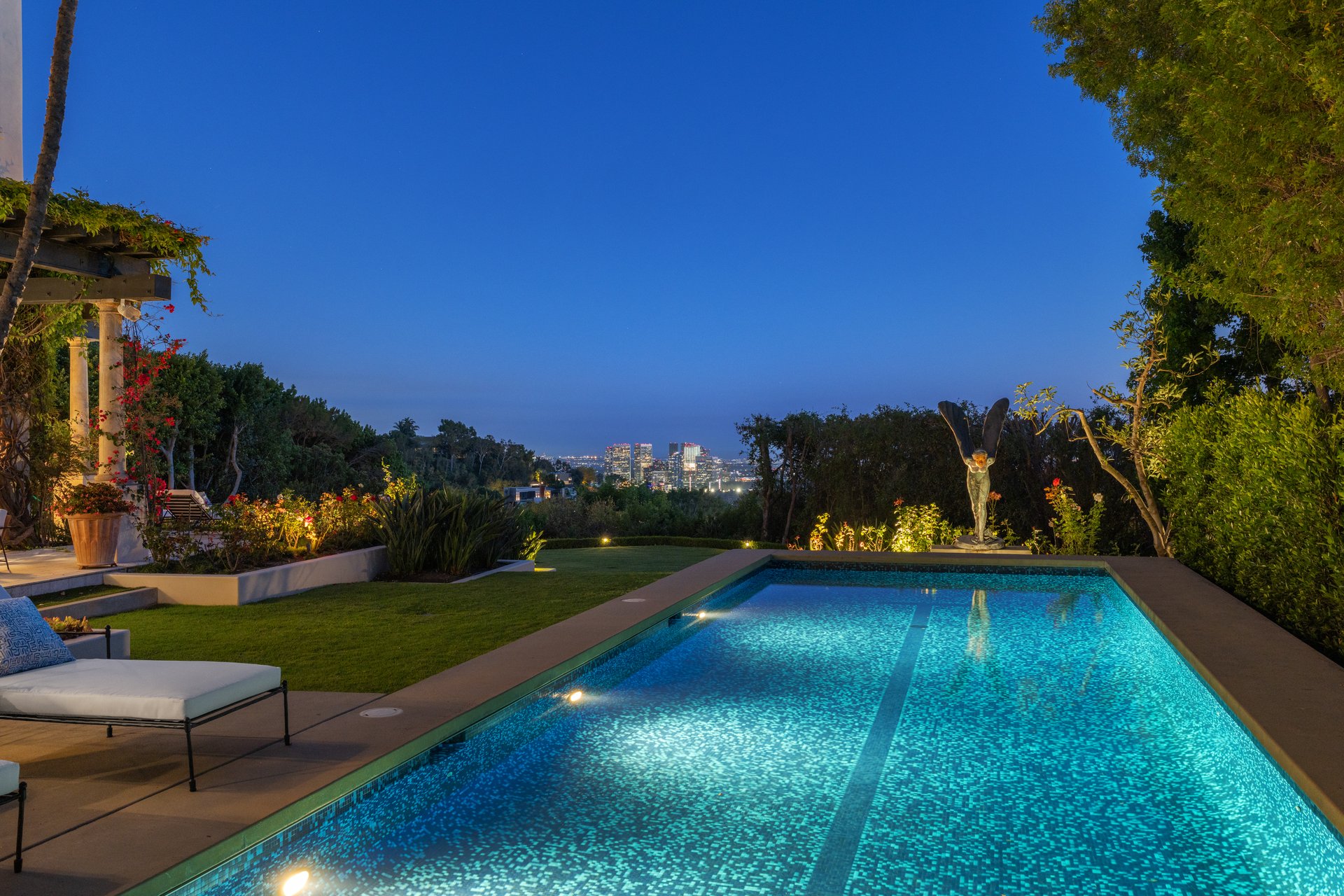 1672 Waynecrest Dr, Beverly Hills