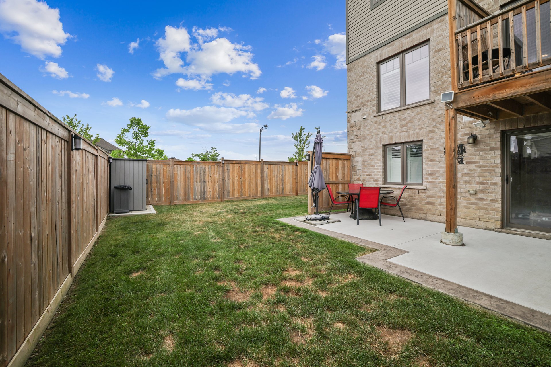 Beautifully updated END-UNIT townhome