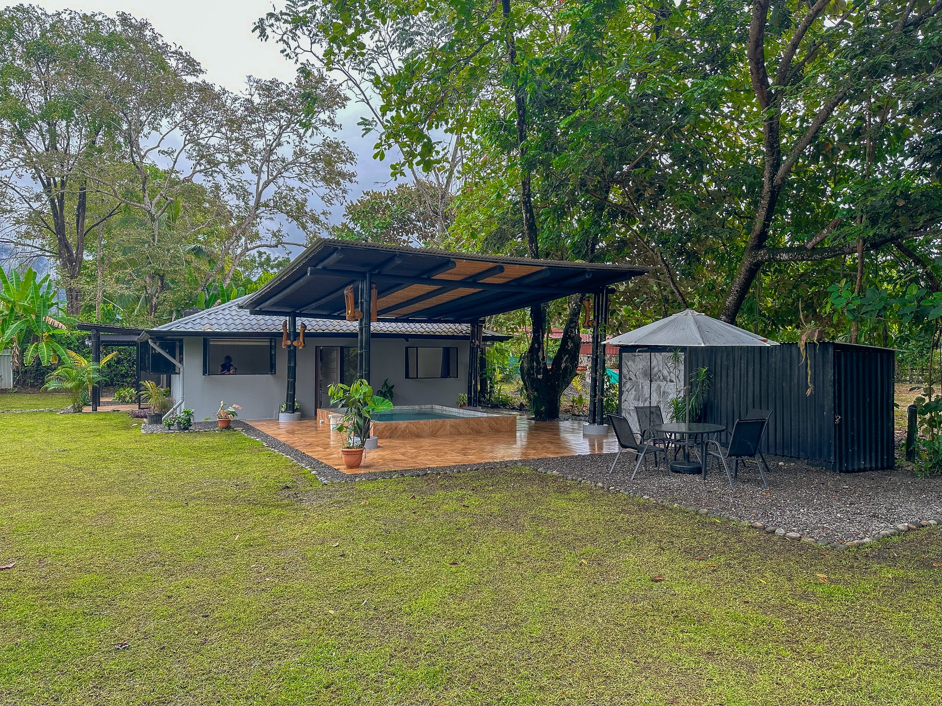 Contemporary 3-bed home surrounded by Uvita’s services and amenities but just a short stroll to tropical beaches