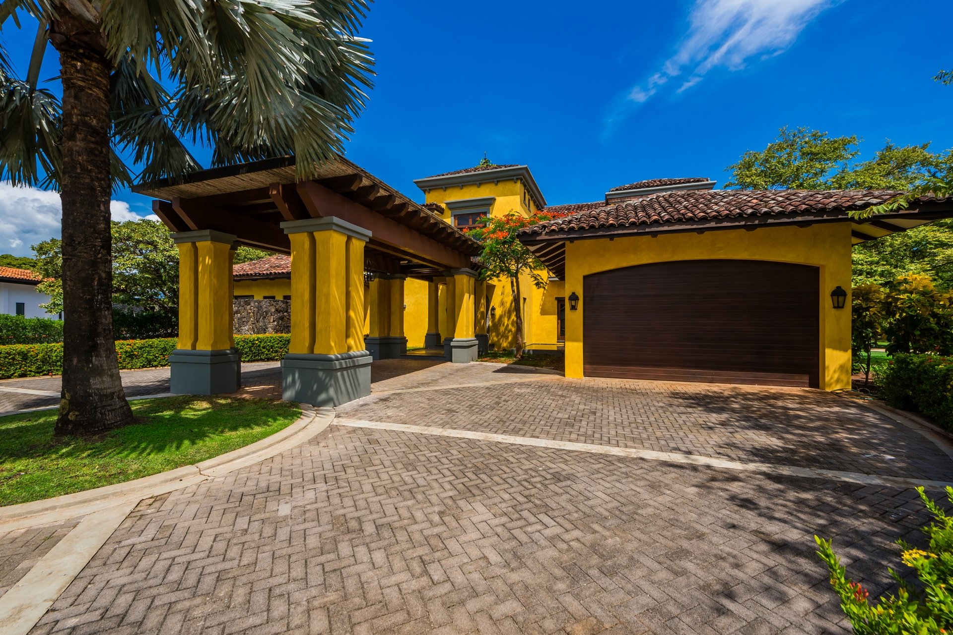 Casa Miraflores, Reserva De Golf #94 | Welcome to Casa Miraflores, an exquisite colonial-style estate home located in Hacienda Pinilla!