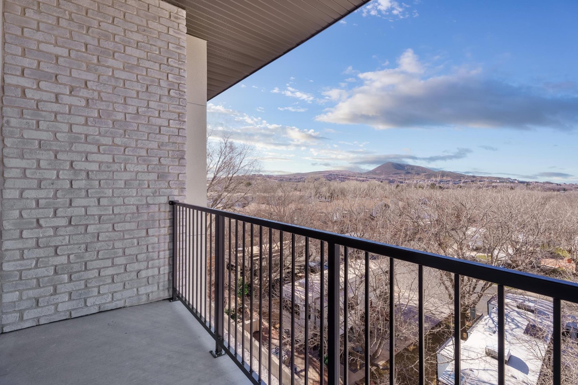 983 W State St B-304