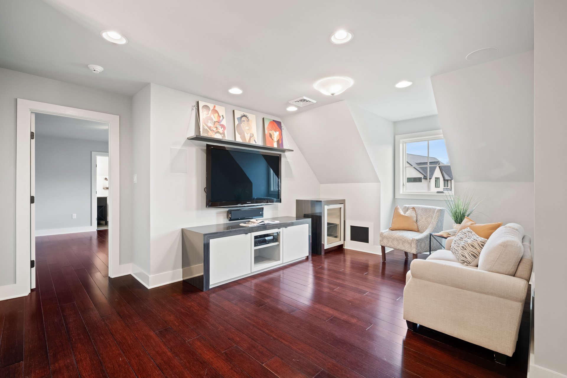2687 Avenue Du Vlg