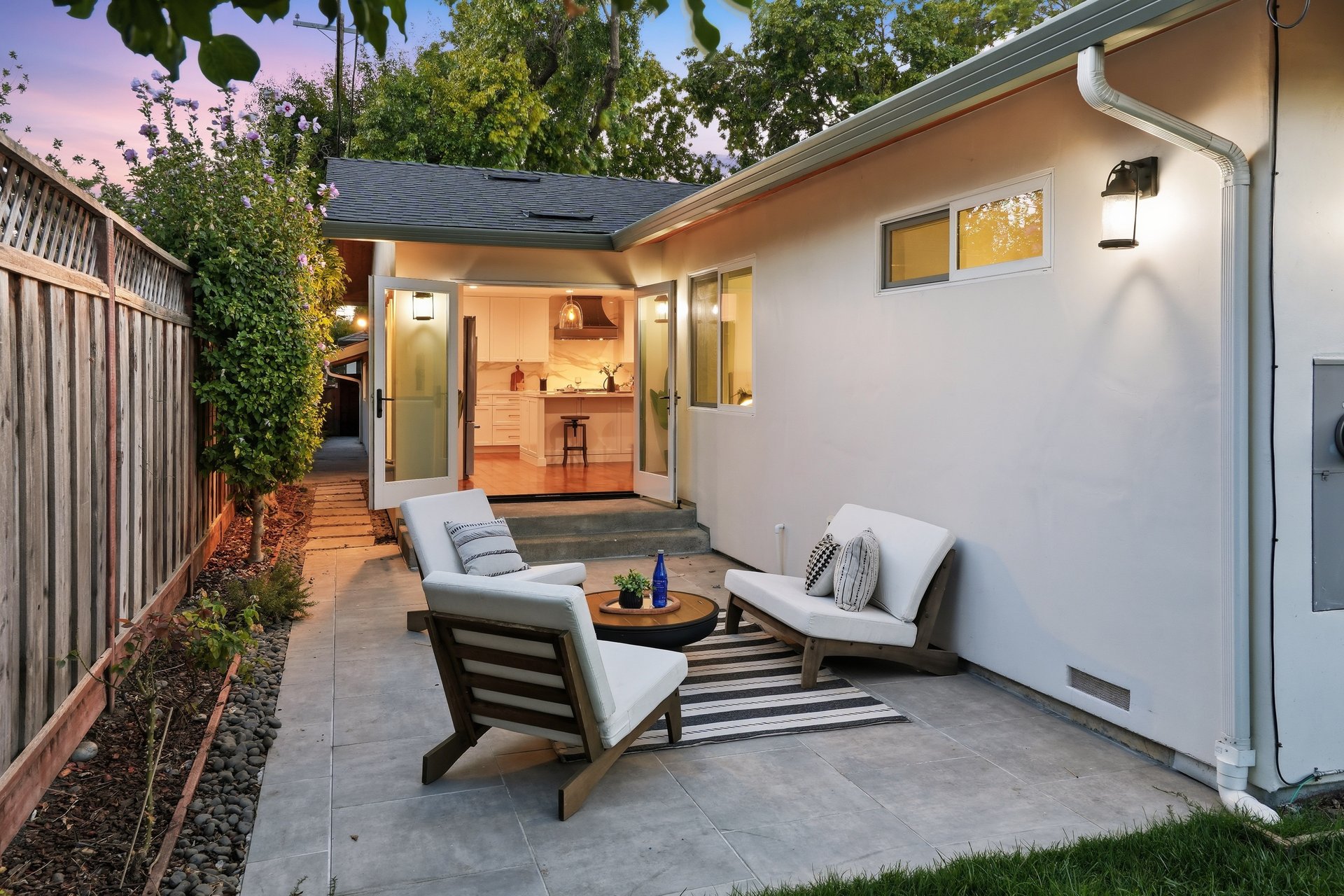 2133 Santa Cruz AVE
