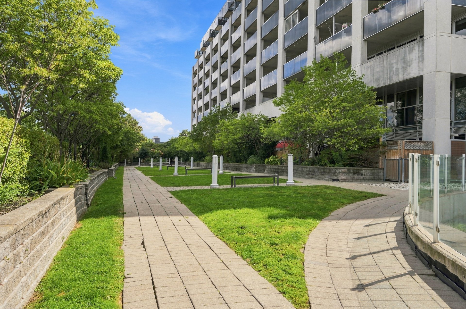Immaculate 2 Bedroom Corner Unit