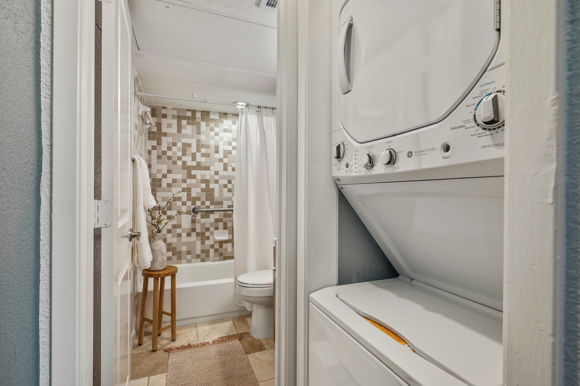 Stylish South Lamar Condo in Gated Ivy Condominiums – Prime Location with Top-Tier Amenities!