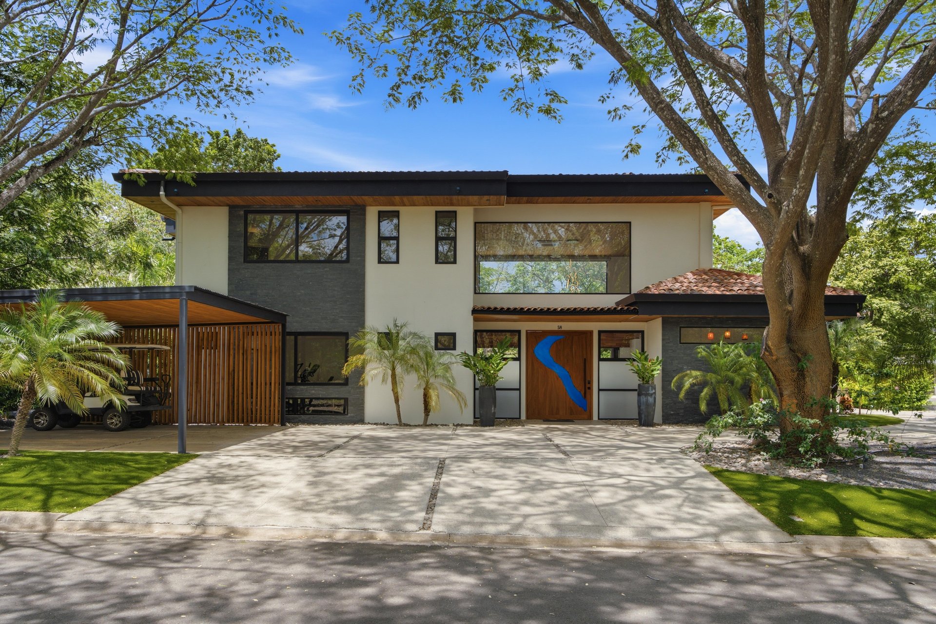 Casa La Ola Perfecta | Luxury 5-Bedroom Home with Pool Near the Beach in Hacienda Pinilla