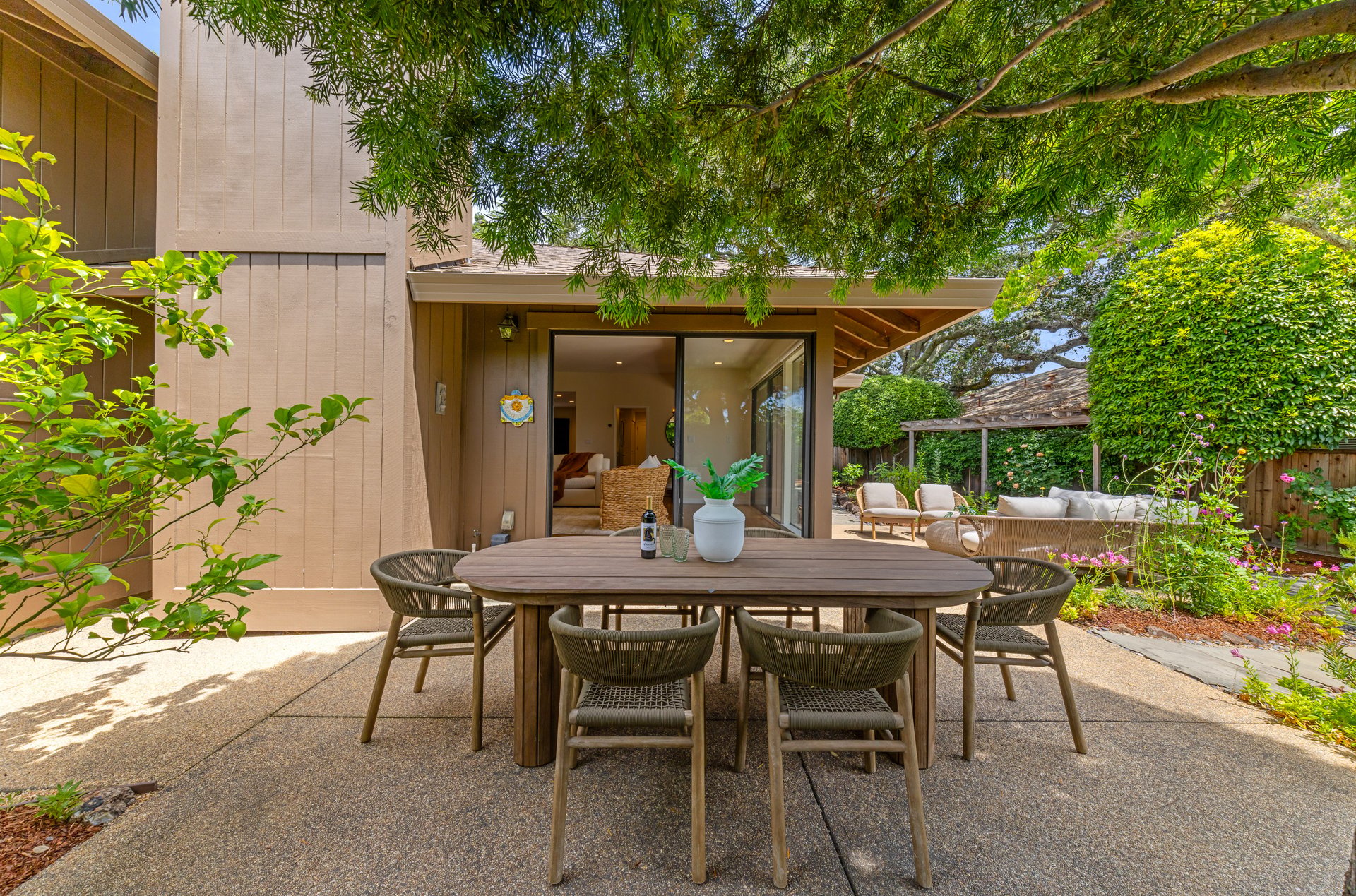 Inviting and Updated - Picturesque Grounds