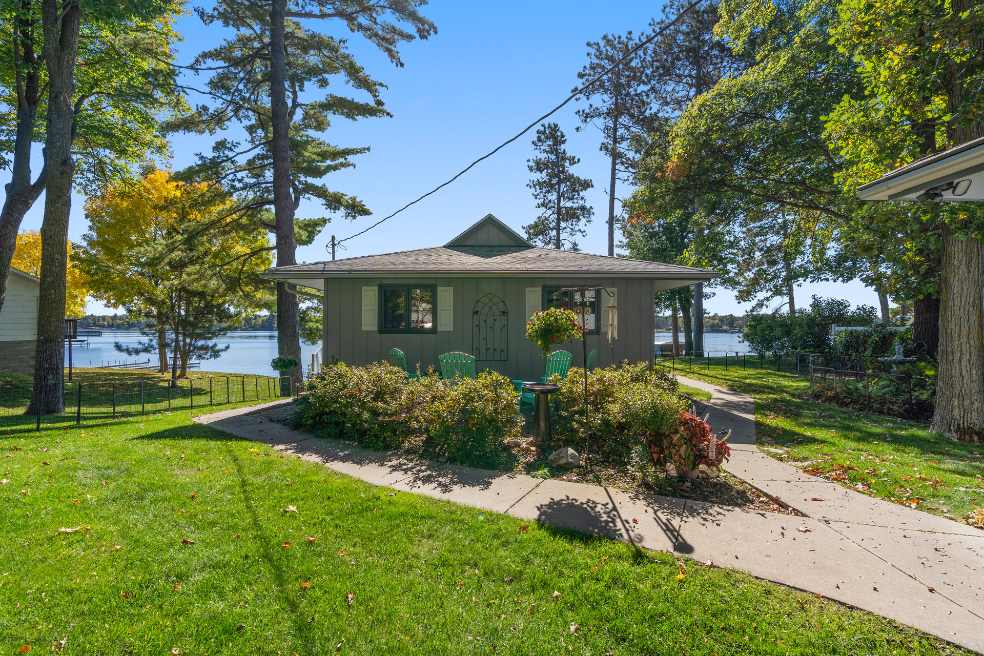 Charming, Southfacing Cabin with Sandy Beach on the Whitefish Chain