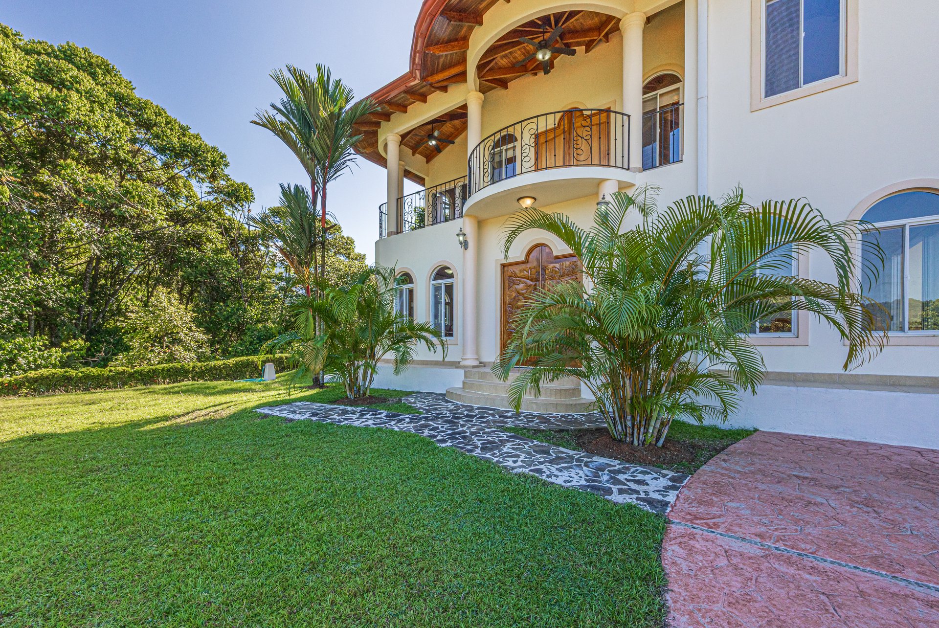 Elegant 3 Bedroom + Office Jungle Home in Puesta Del Sol, Ojochal