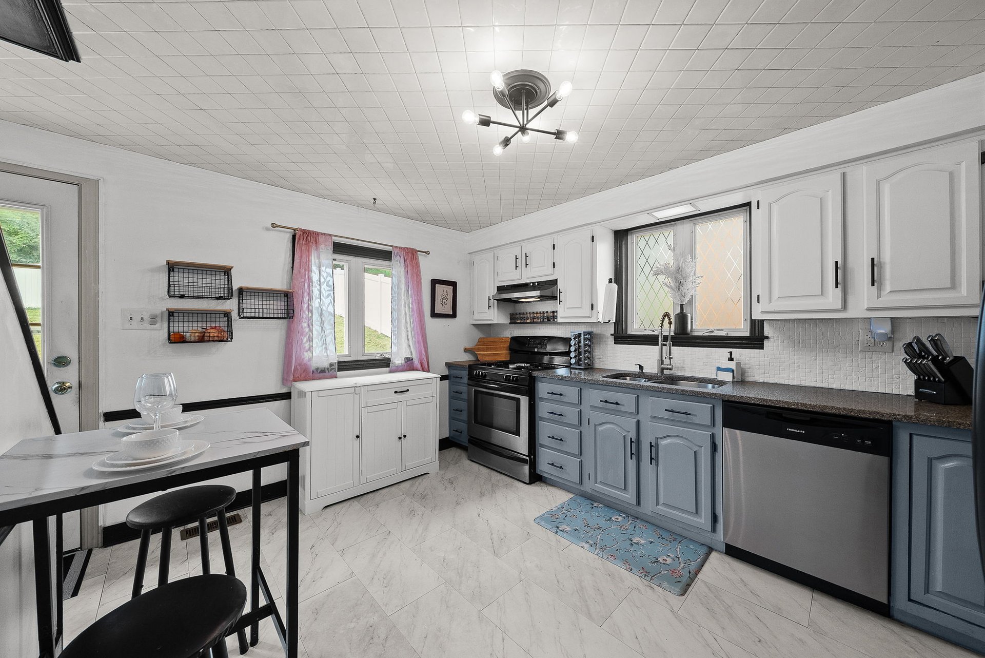 615 Lincoln Ave, Carnegie PA 15106