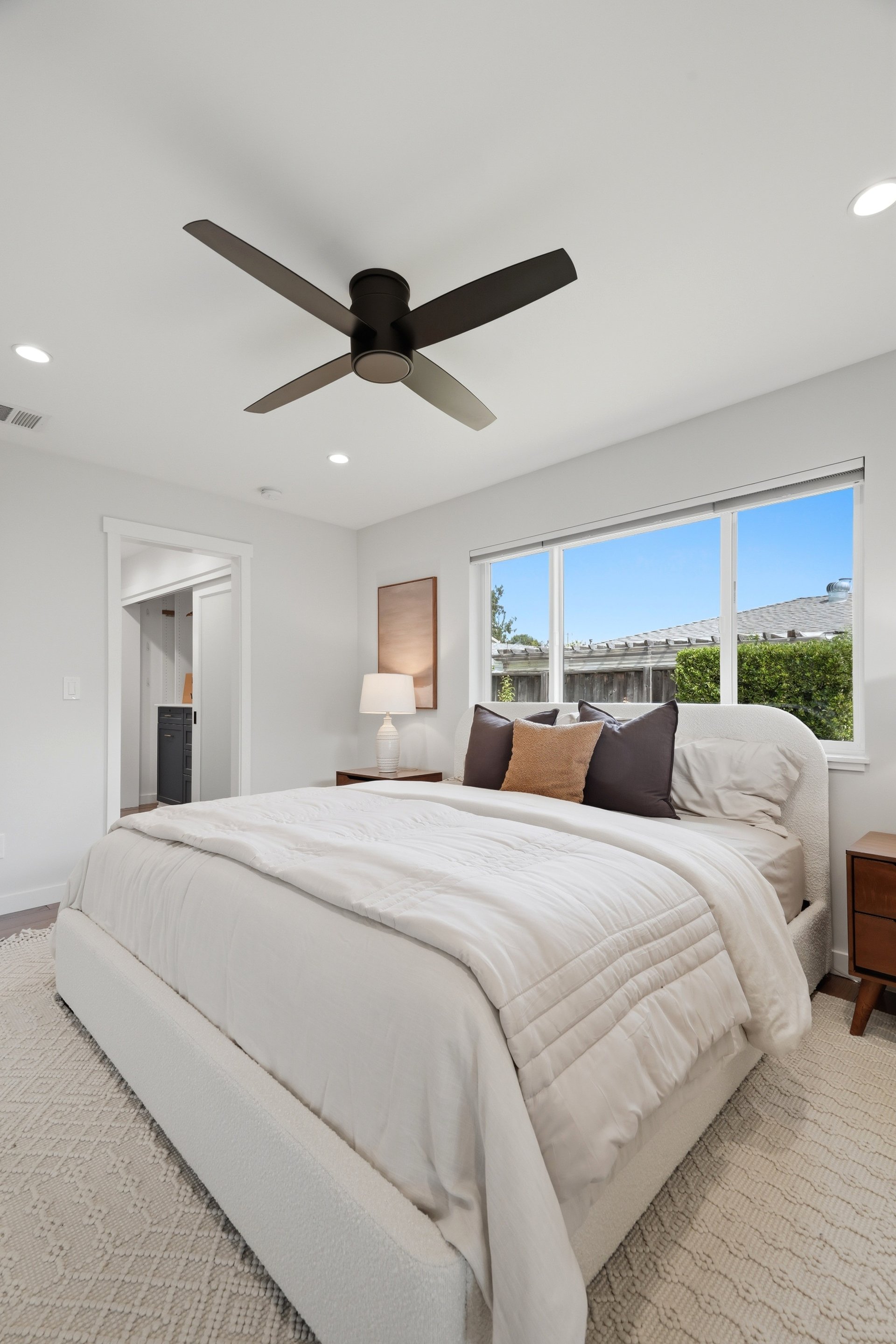 2133 Santa Cruz AVE