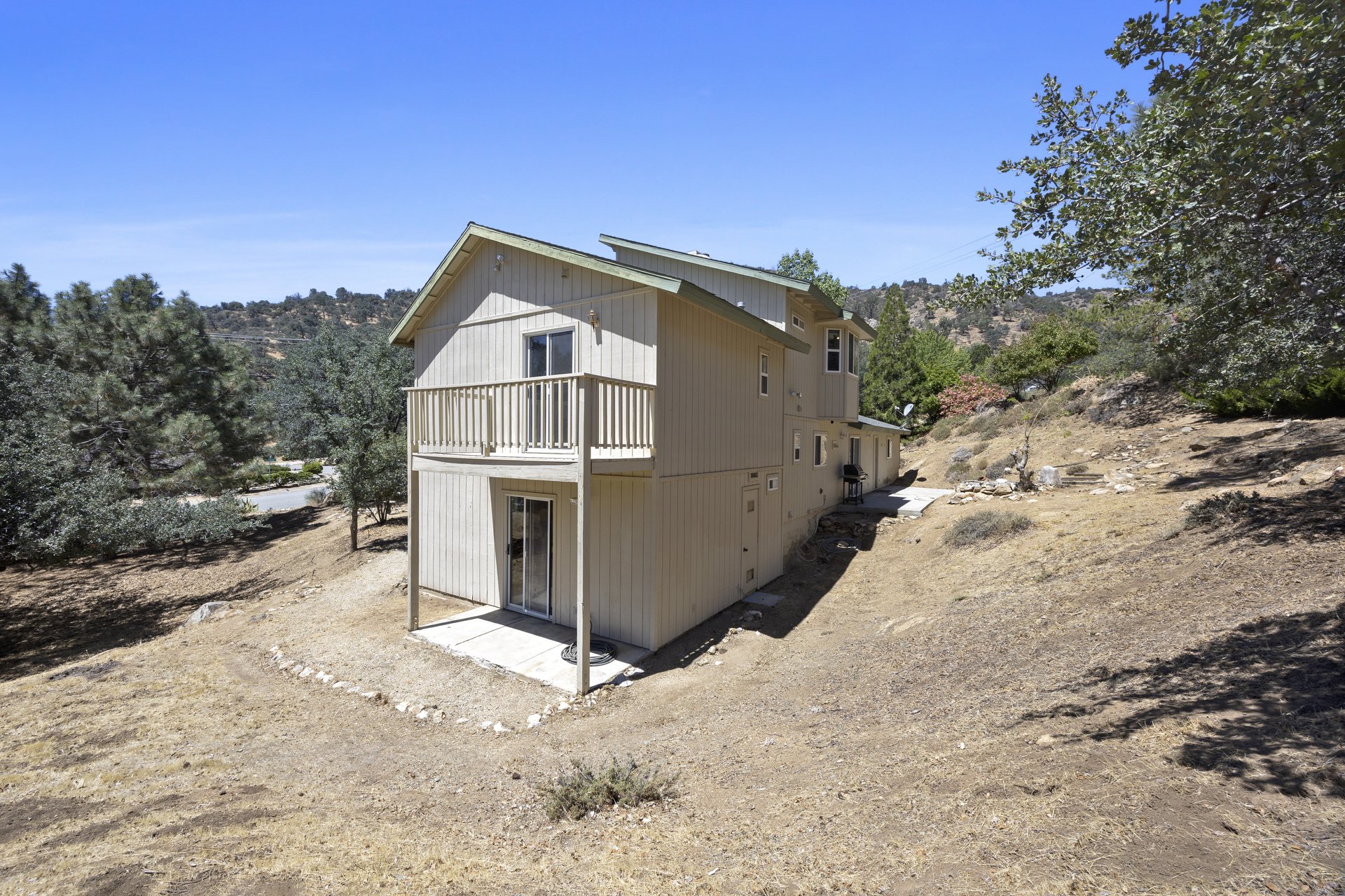 Panoramic Mountain Views in West Golden Hills — 21725 Mountain Drive, Tehachapi