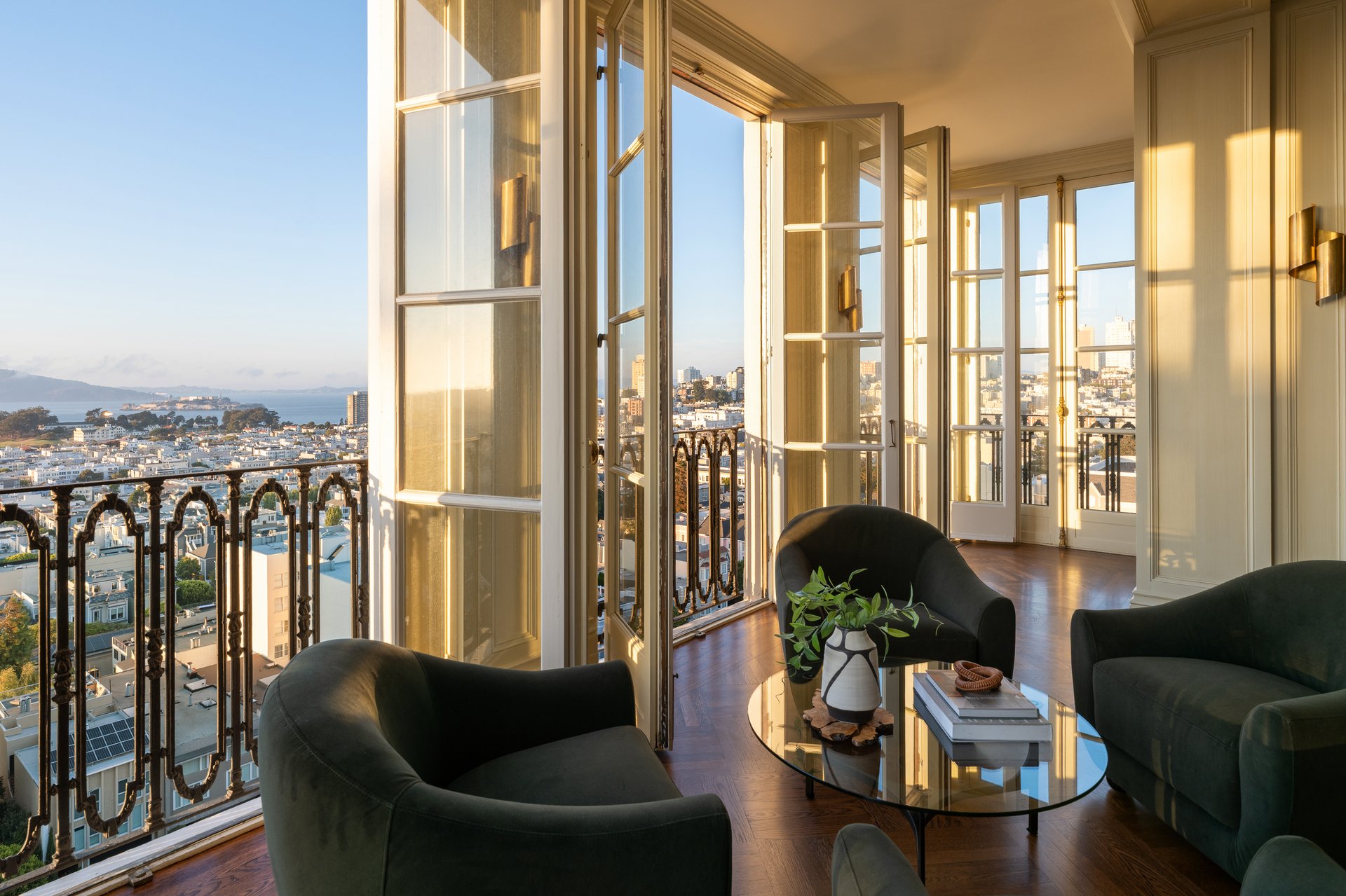 Majestic Pacific Heights View Apartment