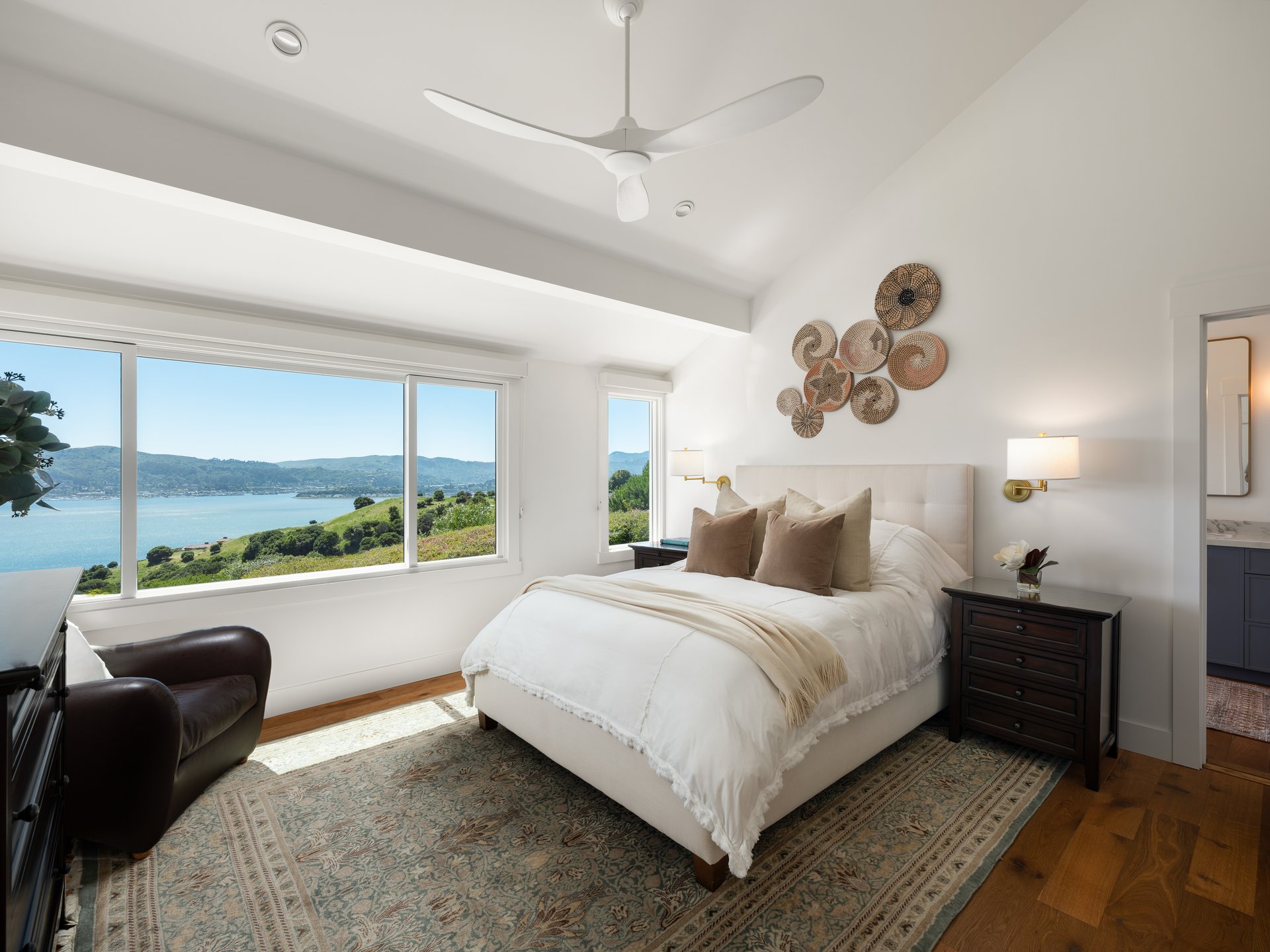 Stylish and Chic Mount Tiburon Retreat 