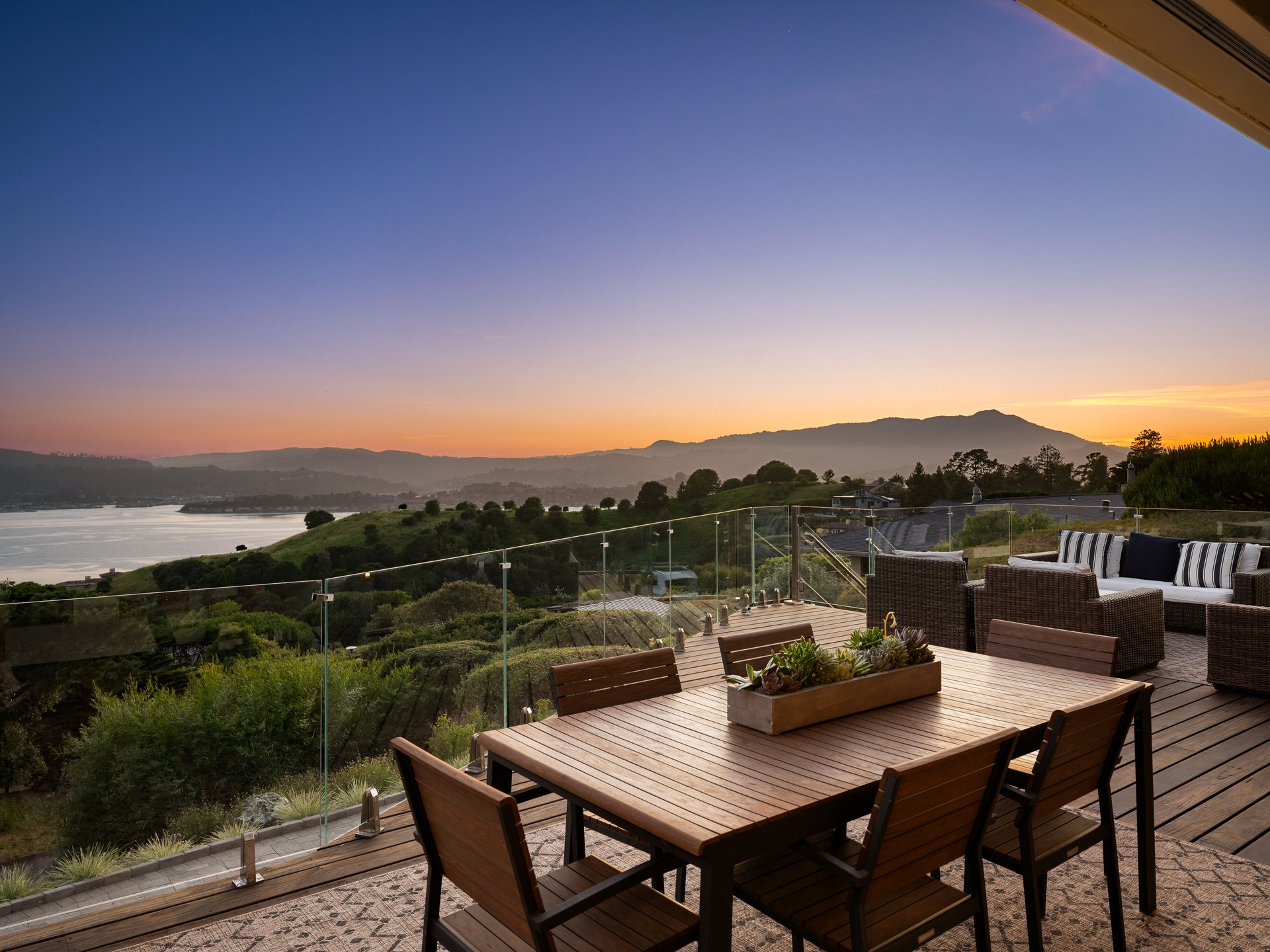 Stylish and Chic Mount Tiburon Retreat 