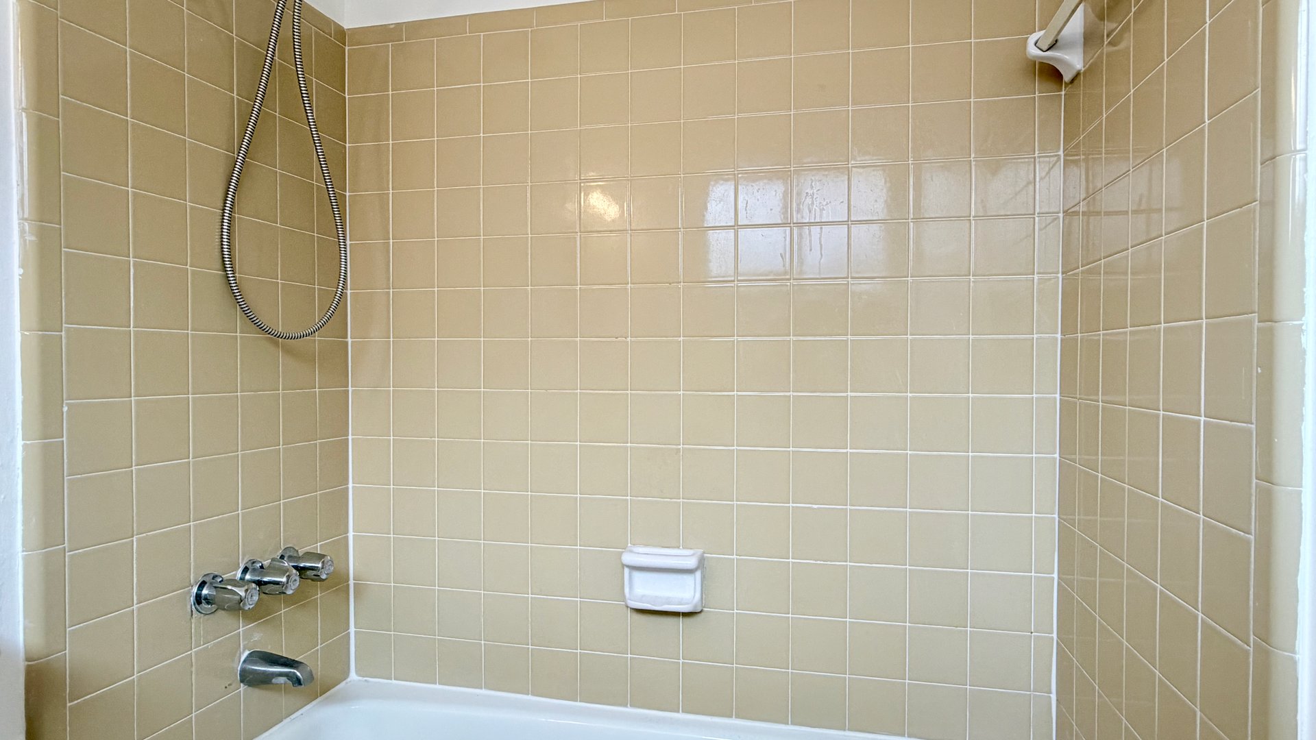 Casselberry Three-Bedroom, Two-Bathroom Duplex Unit with Private Yard