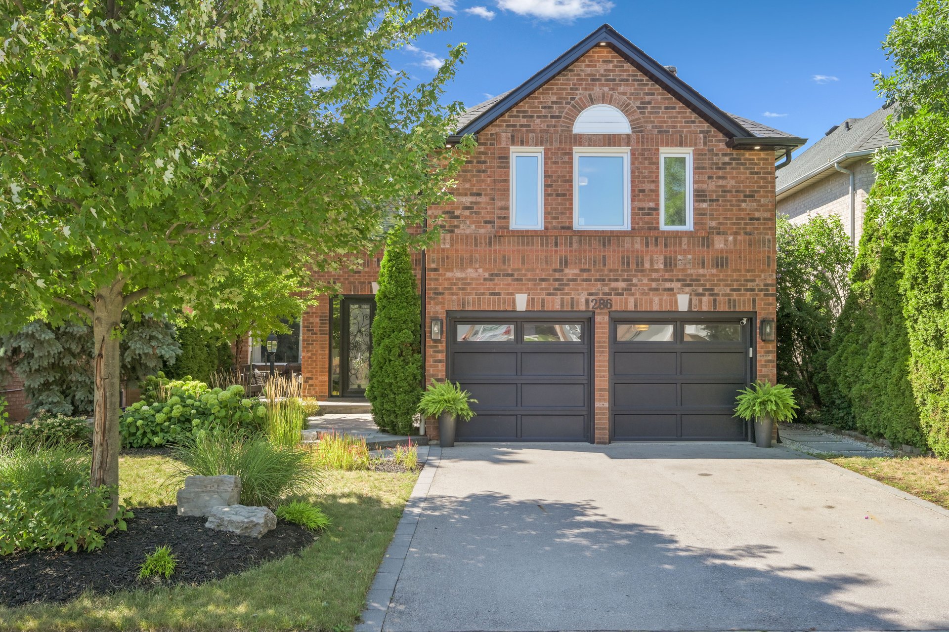 Impressive Home on Ravine Lot in Glen Abbey