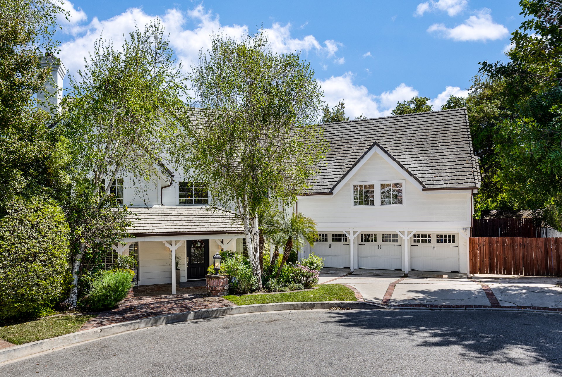 4882 Commonwealth