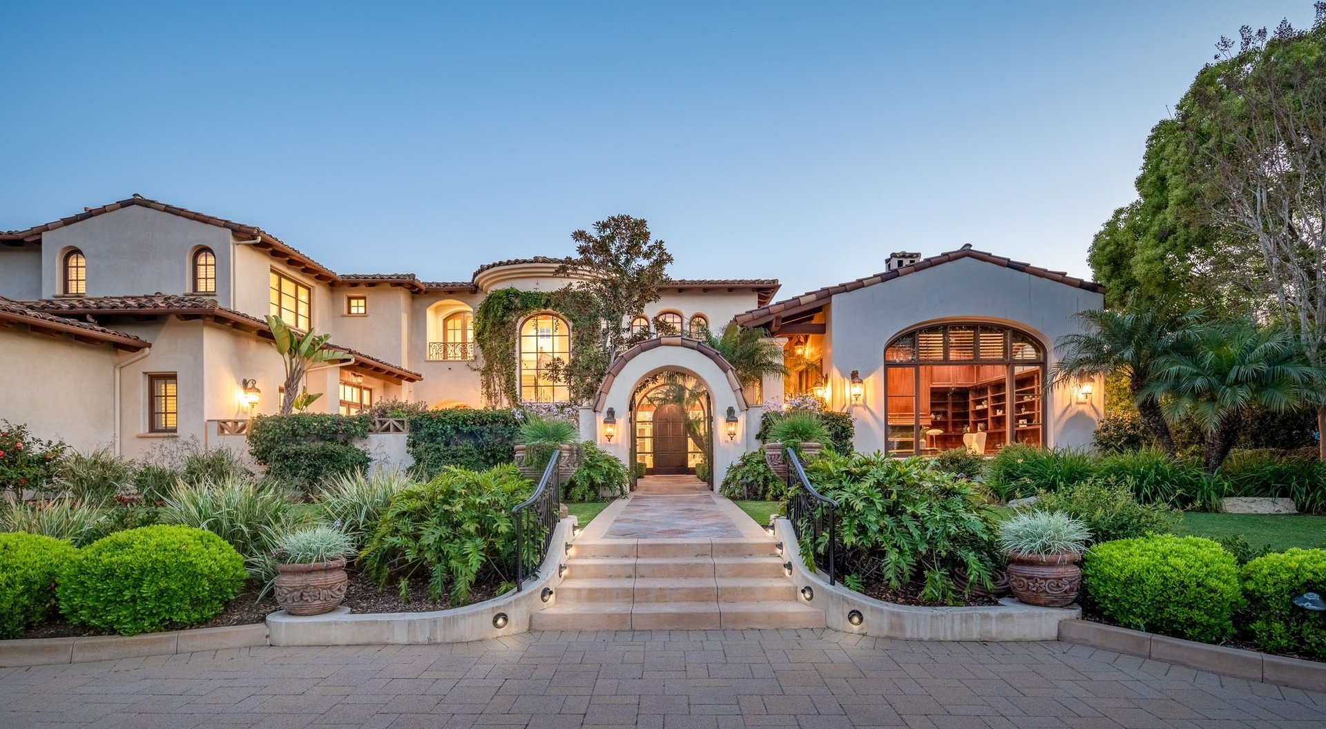 Luxury Living Redefined: Executive Rental in The Bridges