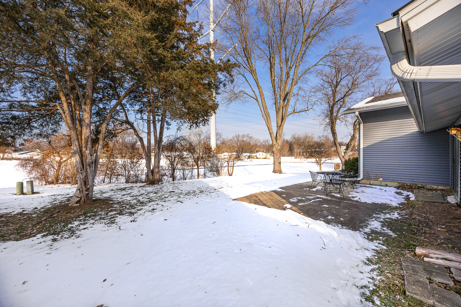 6308 MacArthur Dr, Woodridge