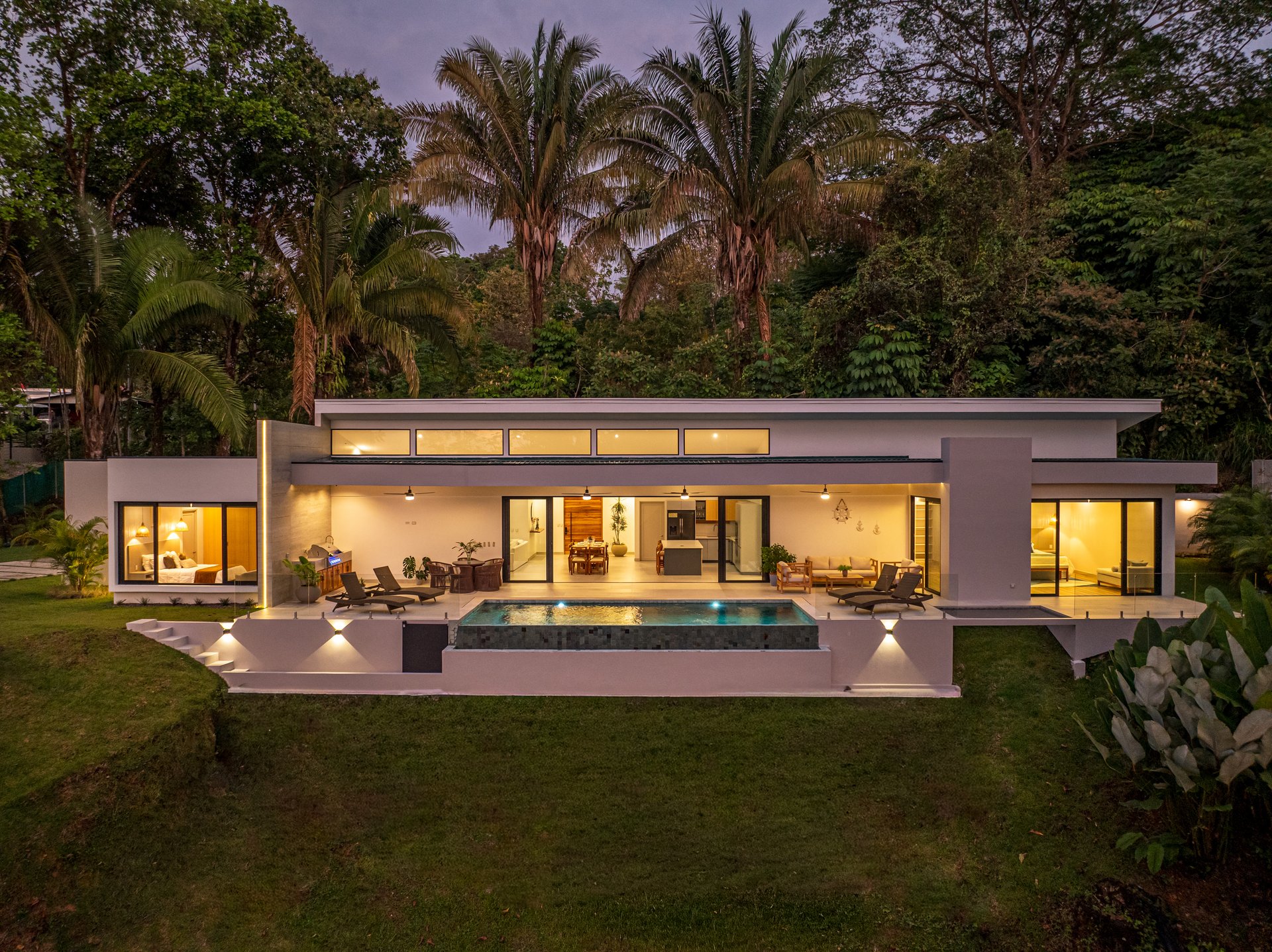 Casa Iguana – 4-Bedroom Tropical Retreat